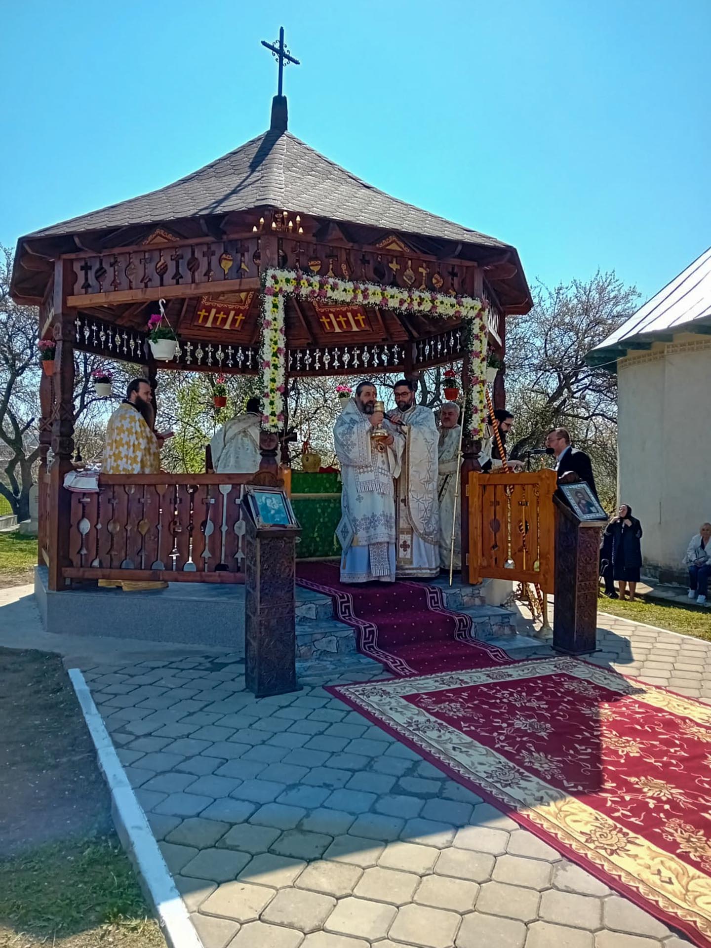 Altarul de vară al Parohiei Zbereni a fost sfințit astăzi
