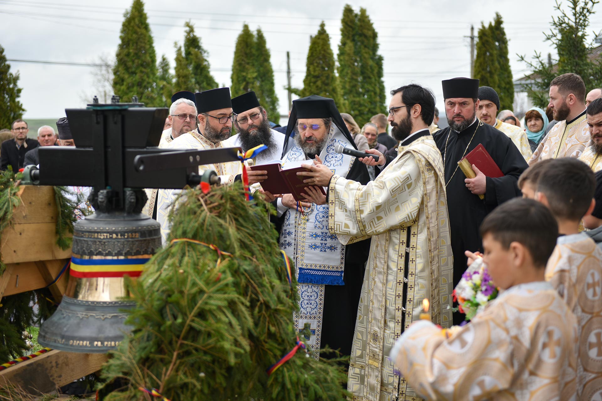 Slujire arhierească la Parohia „Înălțarea Domnului”, Coarnele Caprei