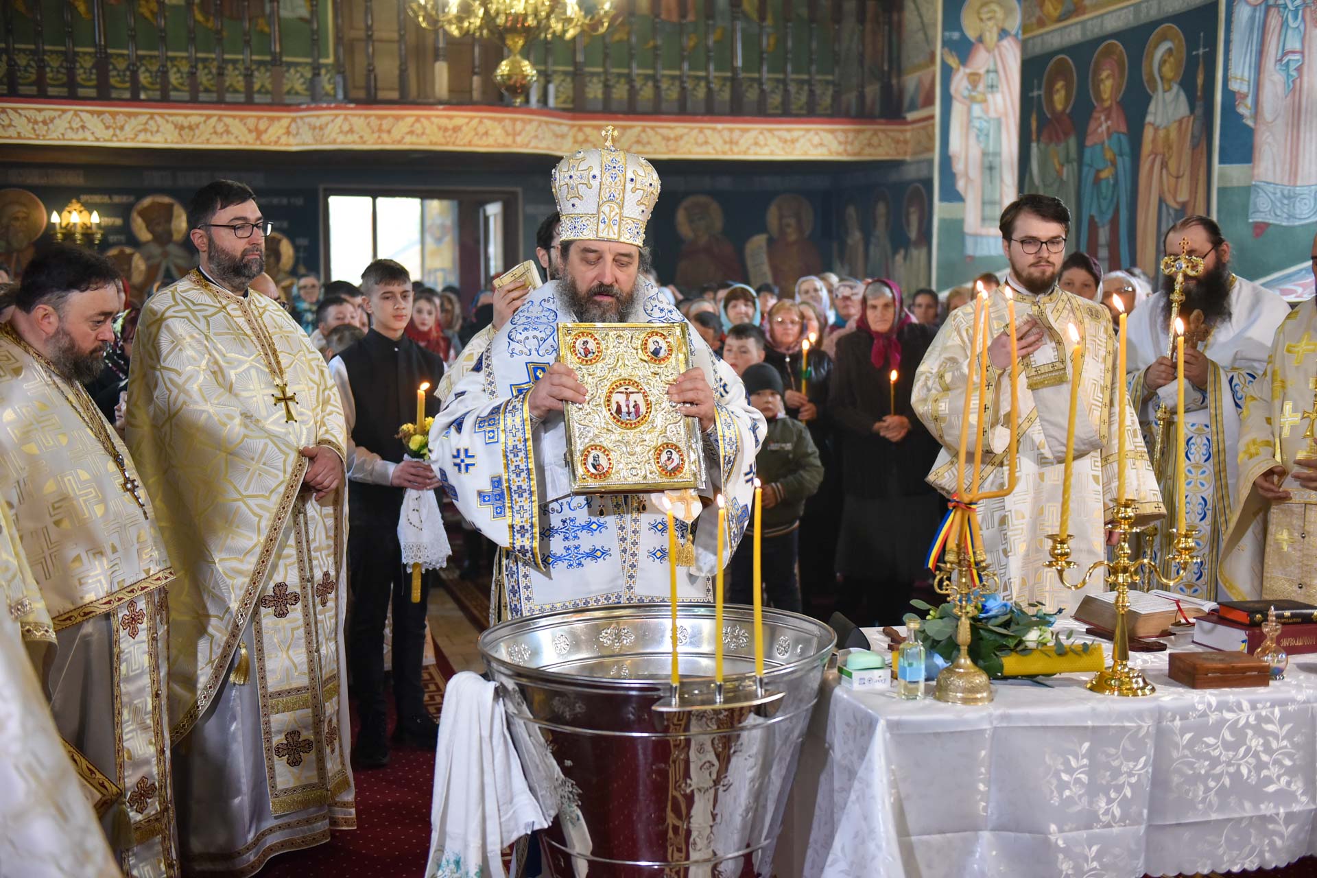 Slujire arhierească la Parohia „Înălțarea Domnului”, Coarnele Caprei