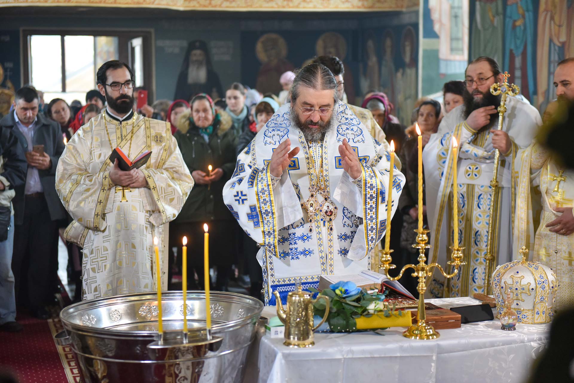 Slujire arhierească la Parohia „Înălțarea Domnului”, Coarnele Caprei