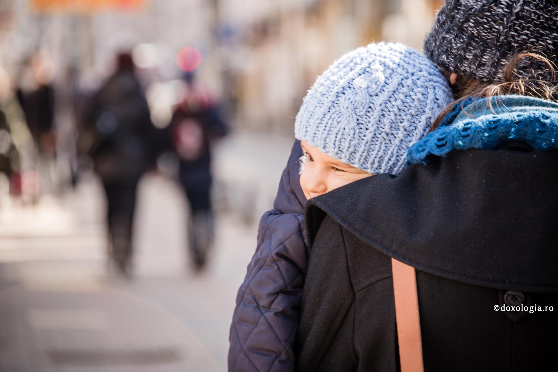copil în brațele mamei