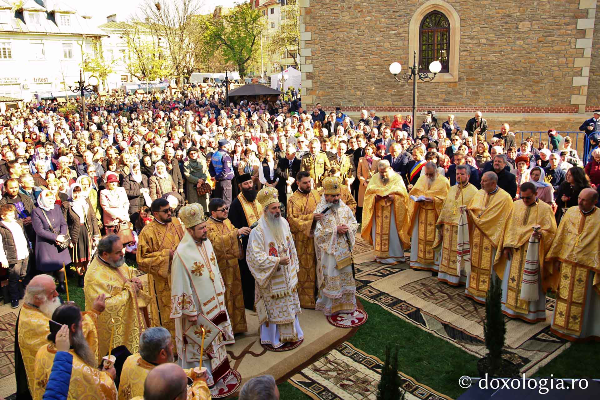 Ansamblul Parohiei „Sfântul Gheorghe” din Botoșani a primit astăzi veșmânt de lumină: „Cenușăreasa orașului Botoșani a devenit acum Mireasa lui Hristos”