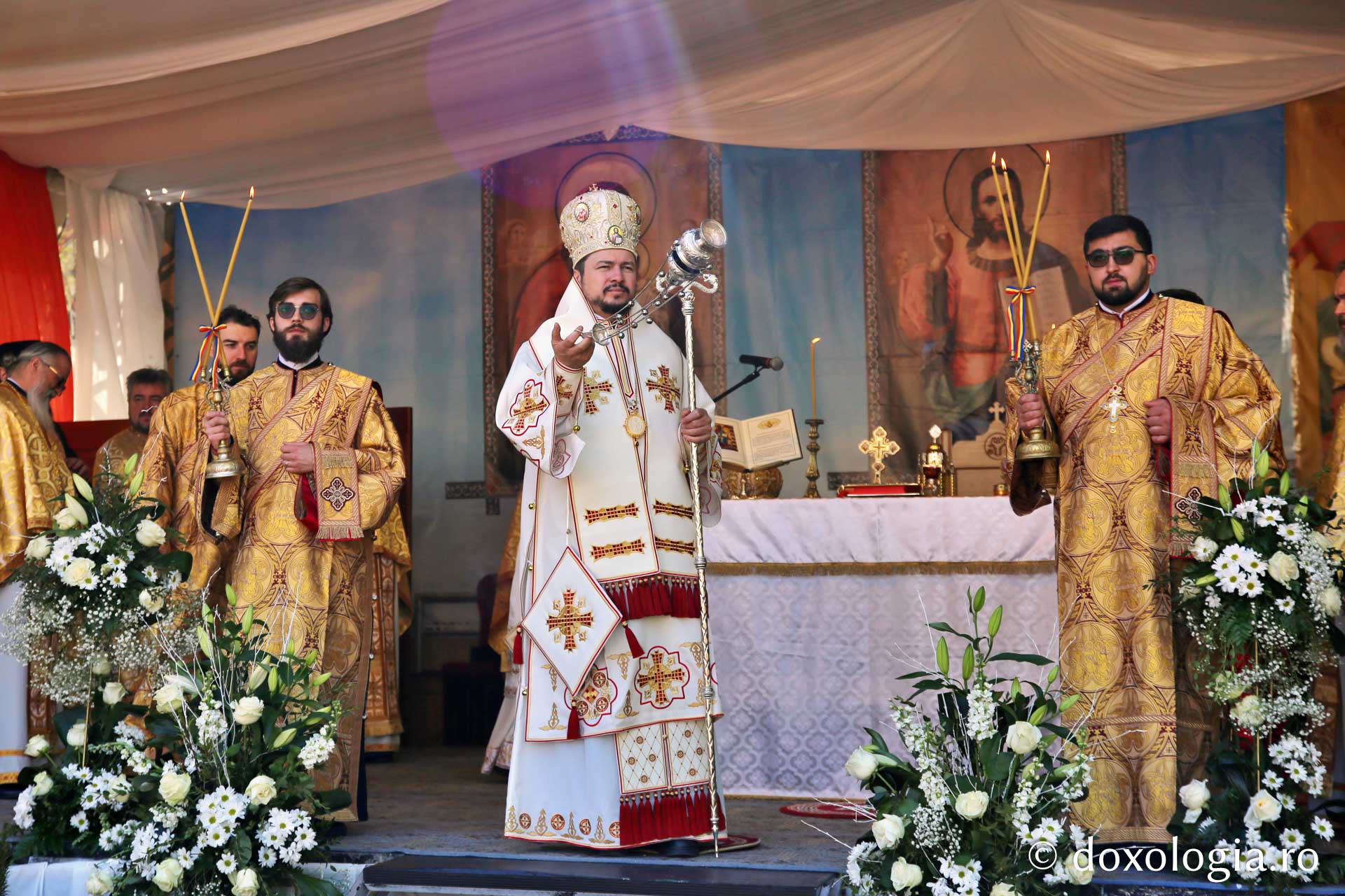 Ansamblul Parohiei „Sfântul Gheorghe” din Botoșani a primit astăzi veșmânt de lumină: „Cenușăreasa orașului Botoșani a devenit acum Mireasa lui Hristos”