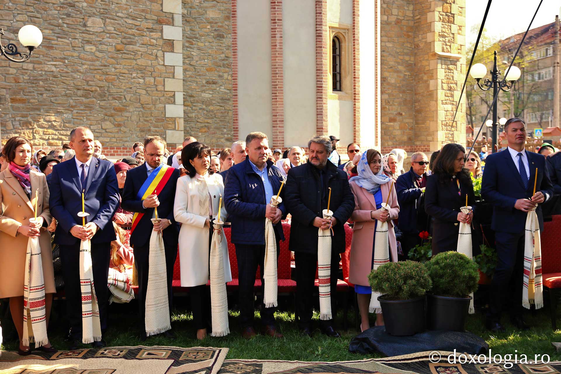 Ansamblul Parohiei „Sfântul Gheorghe” din Botoșani a primit astăzi veșmânt de lumină: „Cenușăreasa orașului Botoșani a devenit acum Mireasa lui Hristos”