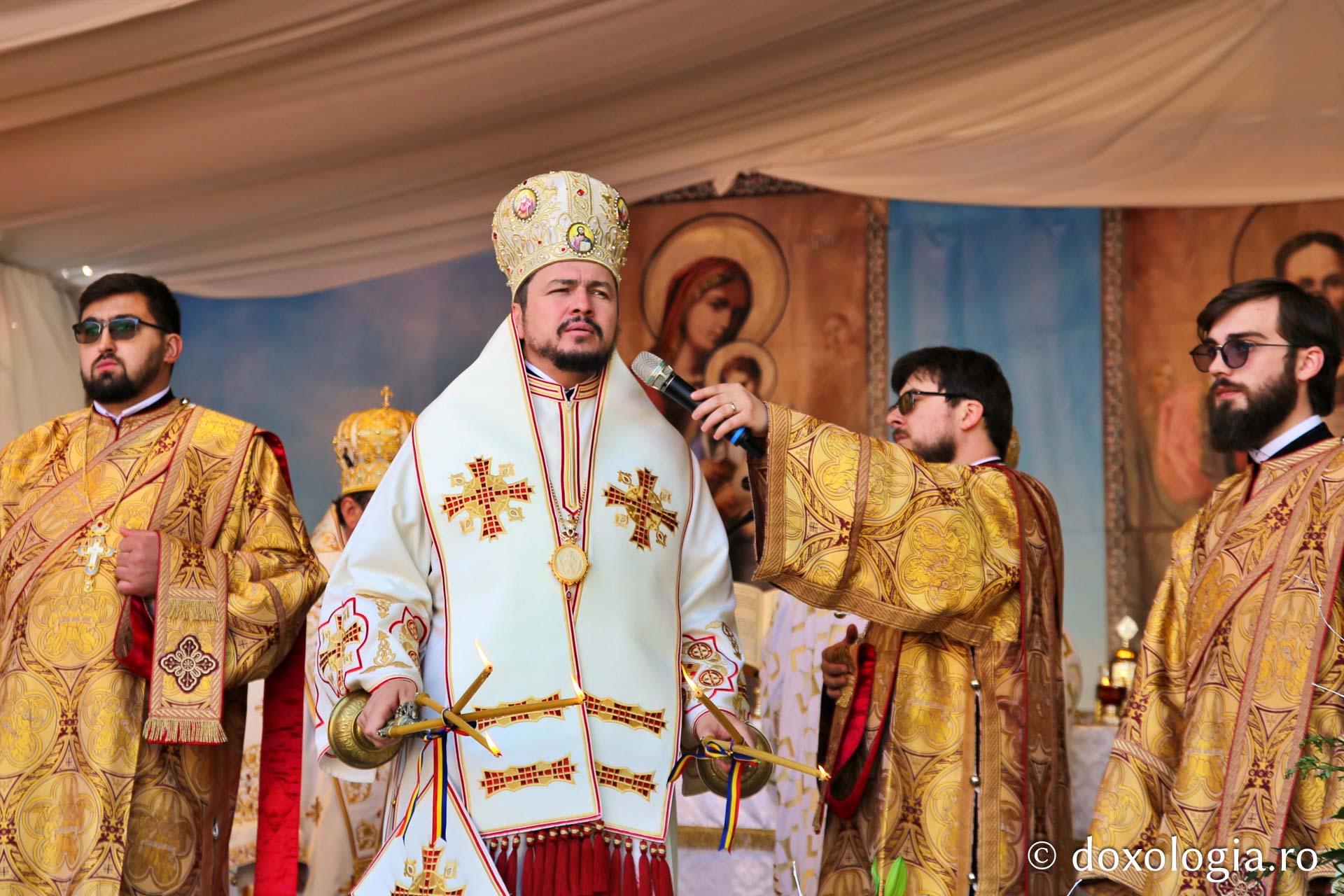 Ansamblul Parohiei „Sfântul Gheorghe” din Botoșani a primit astăzi veșmânt de lumină: „Cenușăreasa orașului Botoșani a devenit acum Mireasa lui Hristos”