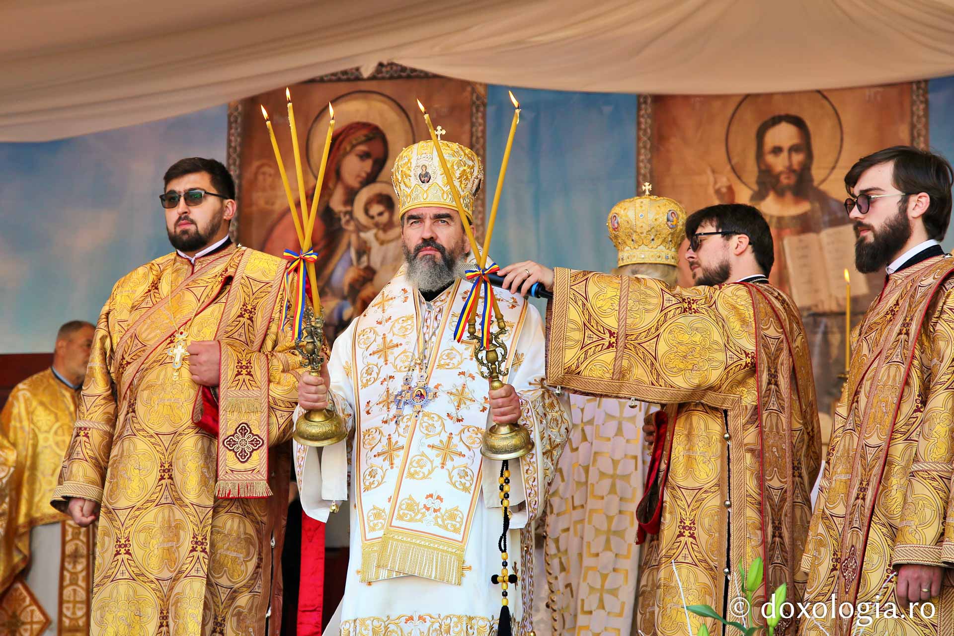 Ansamblul Parohiei „Sfântul Gheorghe” din Botoșani a primit astăzi veșmânt de lumină: „Cenușăreasa orașului Botoșani a devenit acum Mireasa lui Hristos”