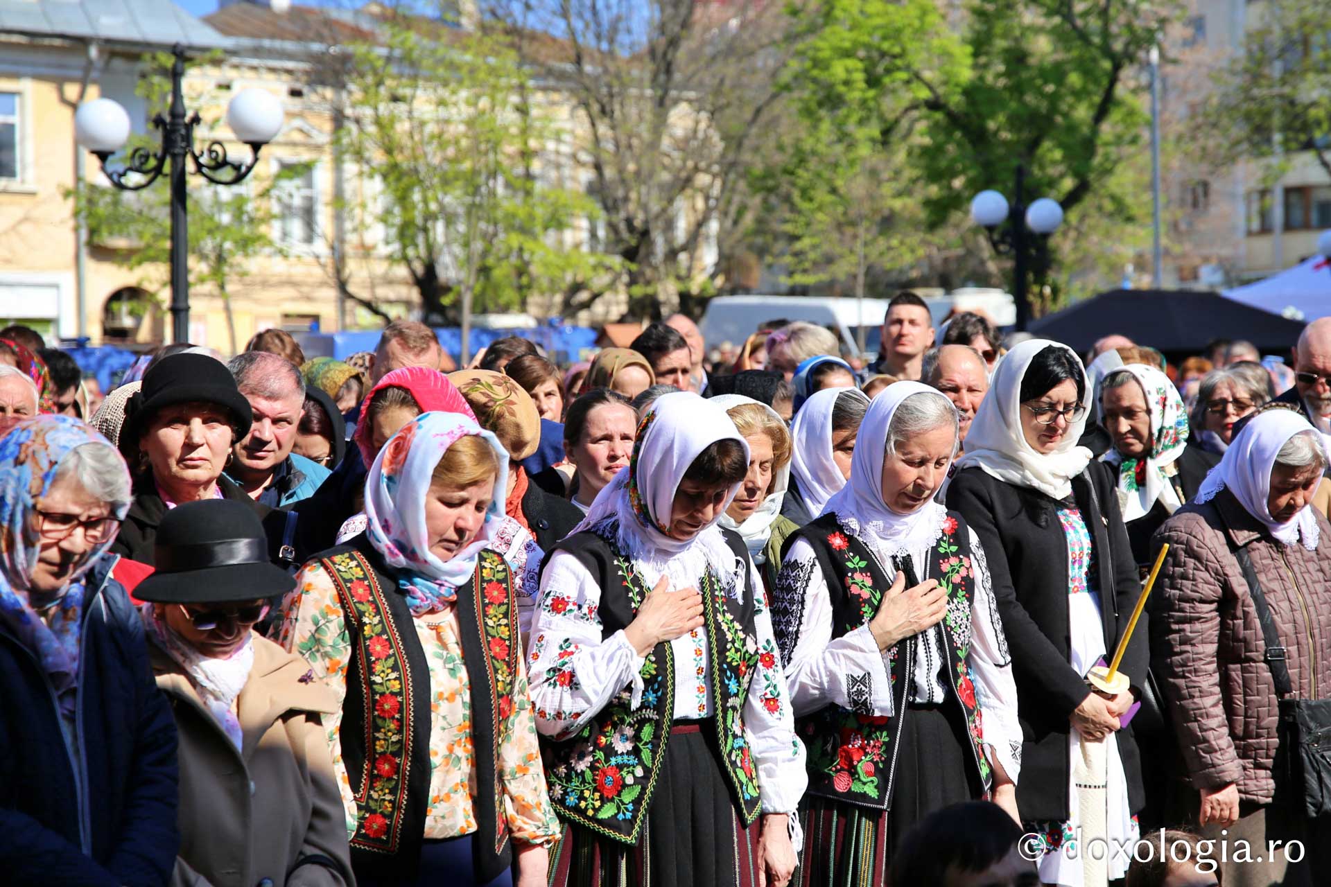 Ansamblul Parohiei „Sfântul Gheorghe” din Botoșani a primit astăzi veșmânt de lumină: „Cenușăreasa orașului Botoșani a devenit acum Mireasa lui Hristos”