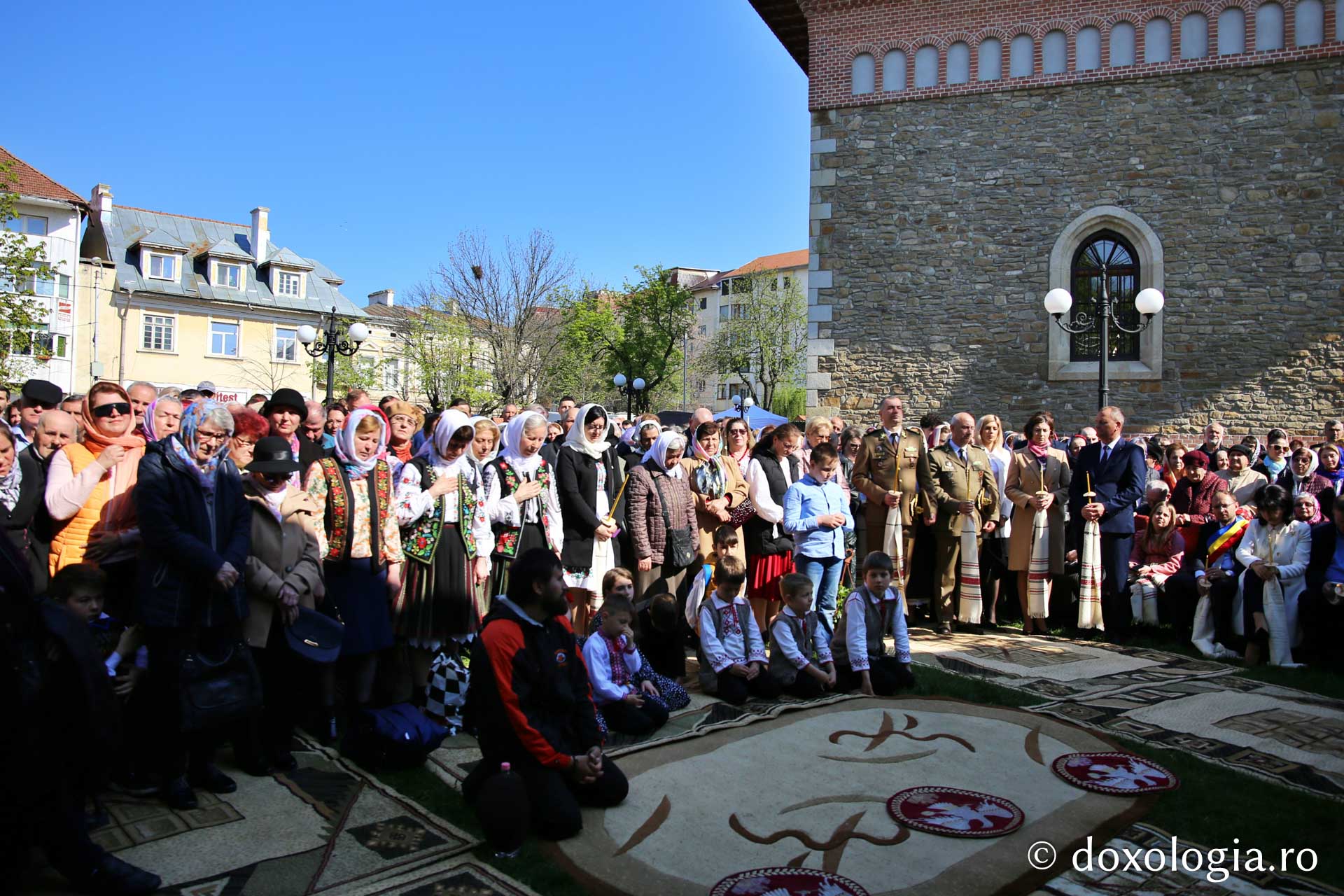 Ansamblul Parohiei „Sfântul Gheorghe” din Botoșani a primit astăzi veșmânt de lumină: „Cenușăreasa orașului Botoșani a devenit acum Mireasa lui Hristos”