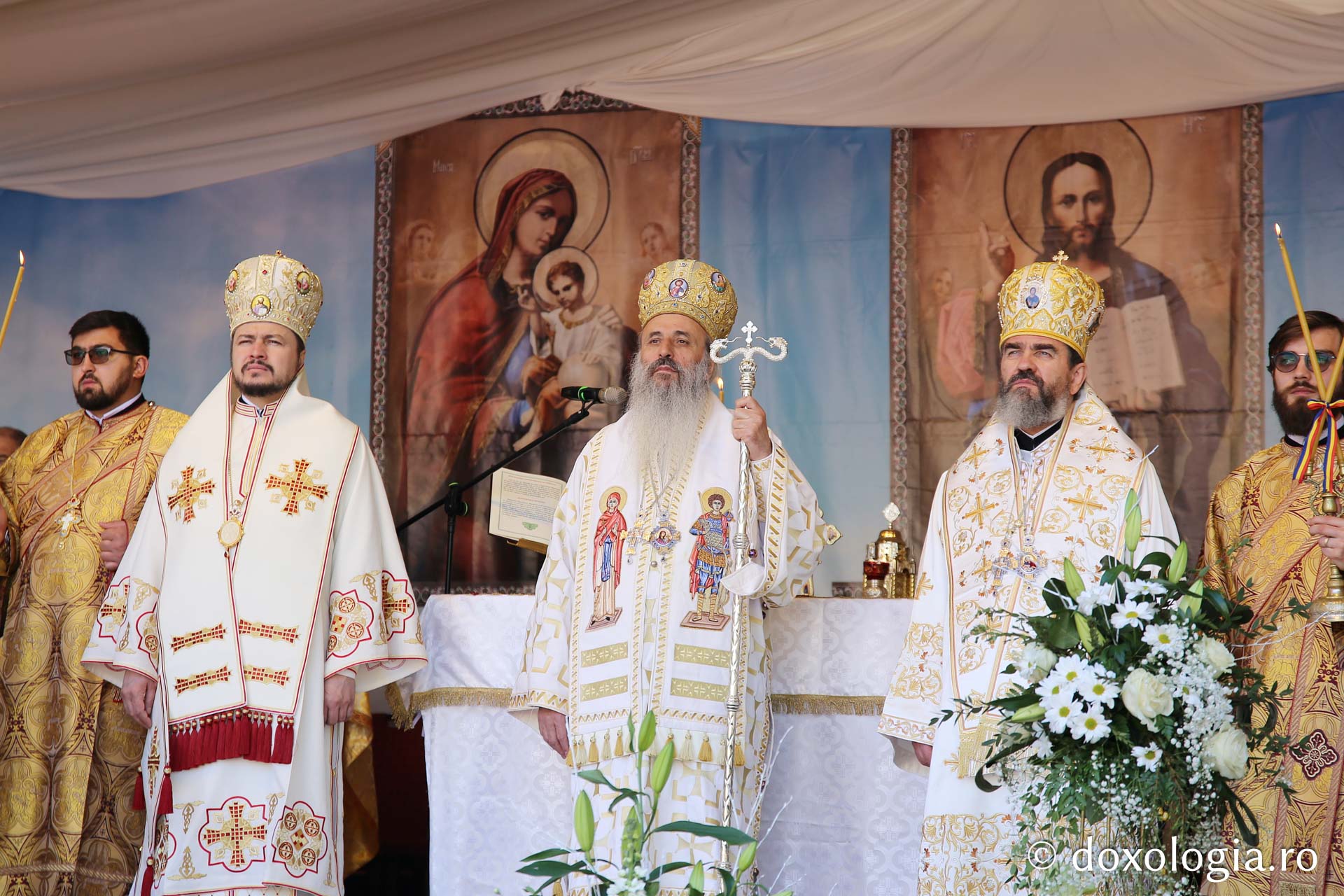 Ansamblul Parohiei „Sfântul Gheorghe” din Botoșani a primit astăzi veșmânt de lumină: „Cenușăreasa orașului Botoșani a devenit acum Mireasa lui Hristos”