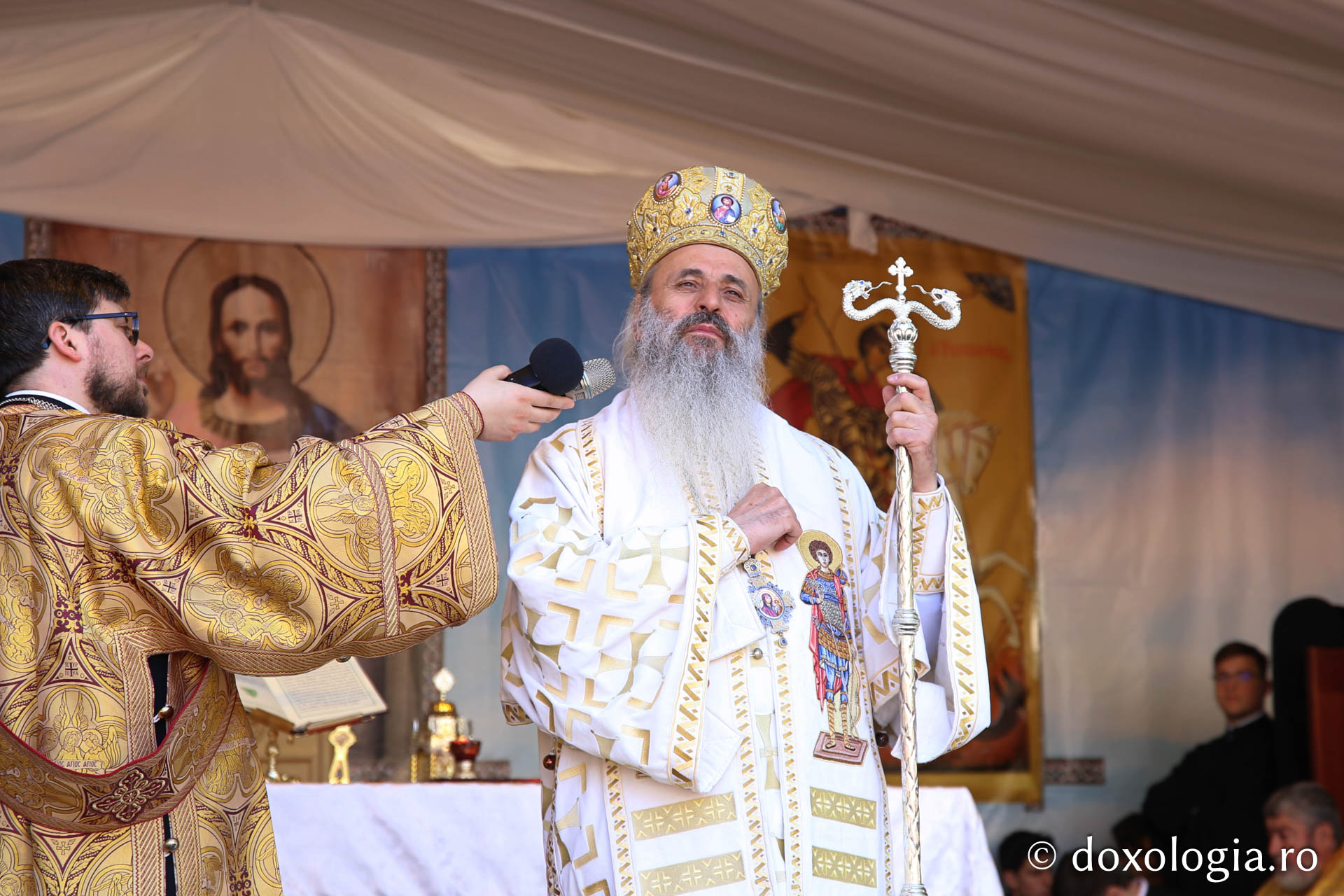 Ansamblul Parohiei „Sfântul Gheorghe” din Botoșani a primit astăzi veșmânt de lumină: „Cenușăreasa orașului Botoșani a devenit acum Mireasa lui Hristos”