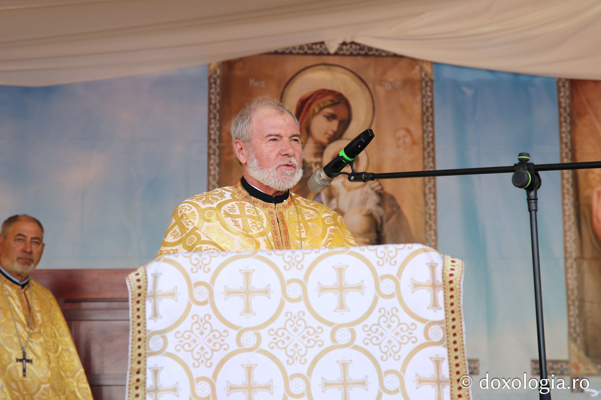 Ansamblul Parohiei „Sfântul Gheorghe” din Botoșani a primit astăzi veșmânt de lumină: „Cenușăreasa orașului Botoșani a devenit acum Mireasa lui Hristos”