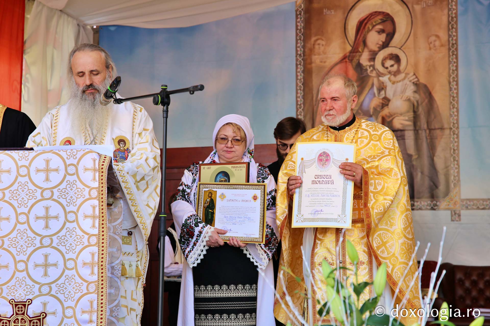 Ansamblul Parohiei „Sfântul Gheorghe” din Botoșani a primit astăzi veșmânt de lumină: „Cenușăreasa orașului Botoșani a devenit acum Mireasa lui Hristos”