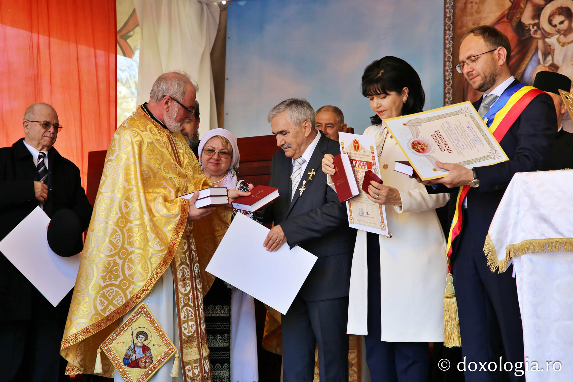 Ansamblul Parohiei „Sfântul Gheorghe” din Botoșani a primit astăzi veșmânt de lumină: „Cenușăreasa orașului Botoșani a devenit acum Mireasa lui Hristos”