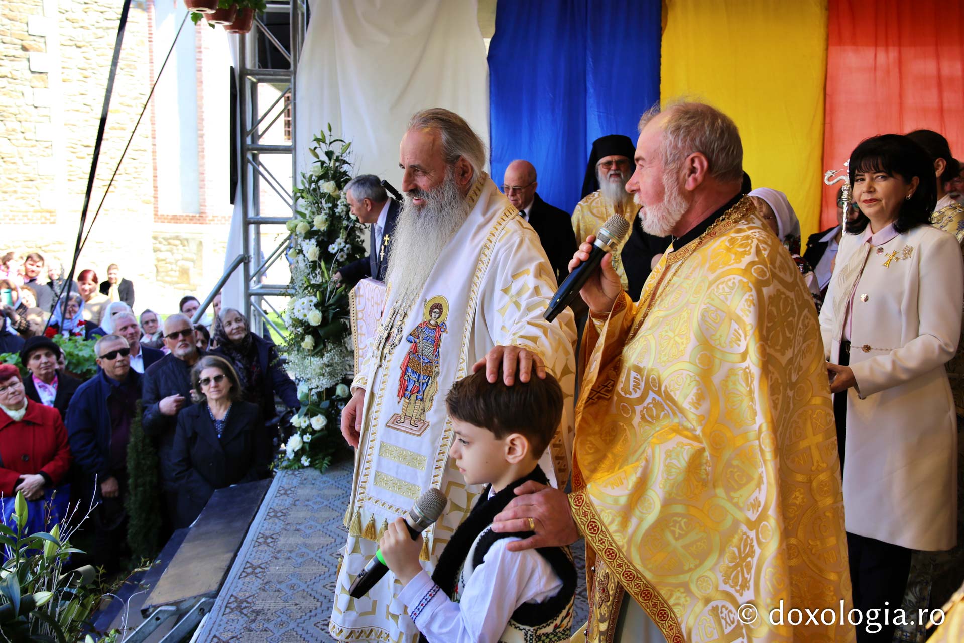 Ansamblul Parohiei „Sfântul Gheorghe” din Botoșani a primit astăzi veșmânt de lumină: „Cenușăreasa orașului Botoșani a devenit acum Mireasa lui Hristos”