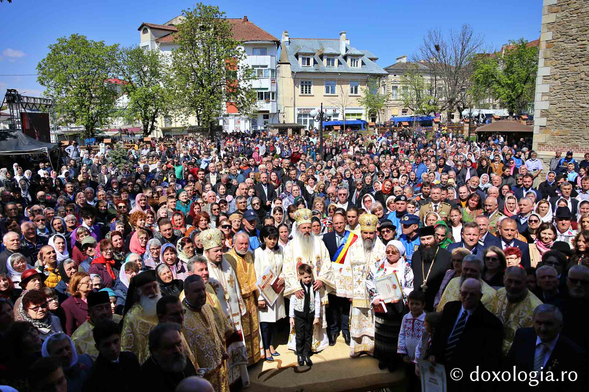 Ansamblul Parohiei „Sfântul Gheorghe” din Botoșani a primit astăzi veșmânt de lumină: „Cenușăreasa orașului Botoșani a devenit acum Mireasa lui Hristos”