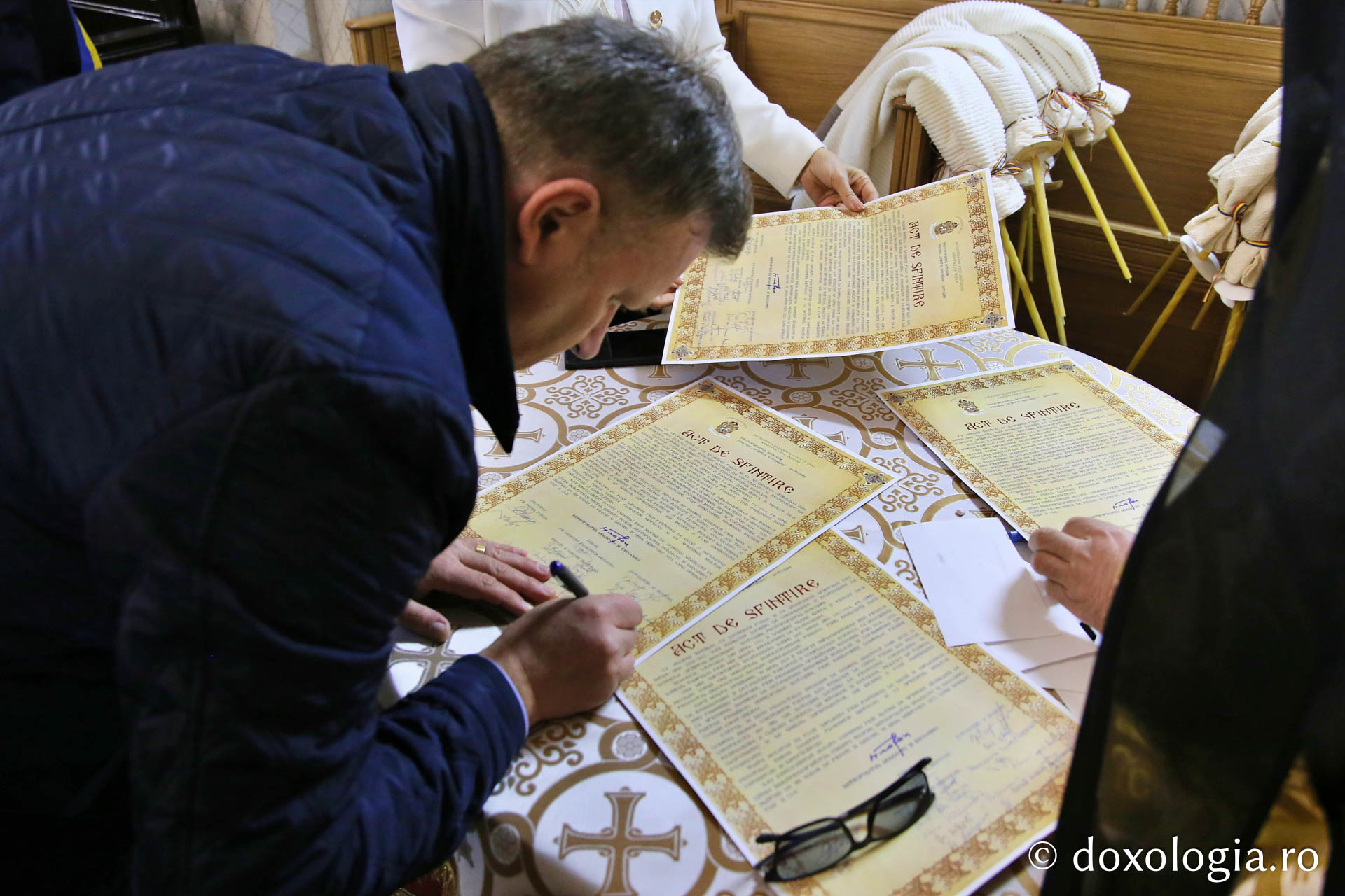 Ansamblul Parohiei „Sfântul Gheorghe” din Botoșani a primit astăzi veșmânt de lumină: „Cenușăreasa orașului Botoșani a devenit acum Mireasa lui Hristos”