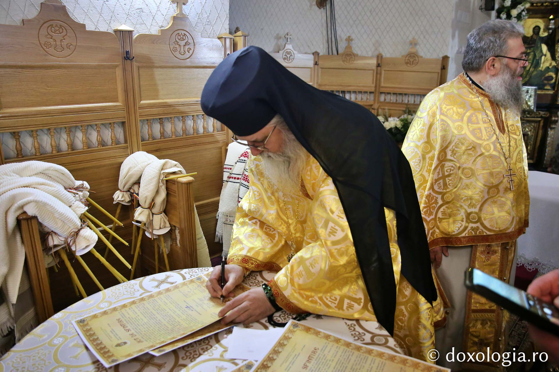 Ansamblul Parohiei „Sfântul Gheorghe” din Botoșani a primit astăzi veșmânt de lumină: „Cenușăreasa orașului Botoșani a devenit acum Mireasa lui Hristos”