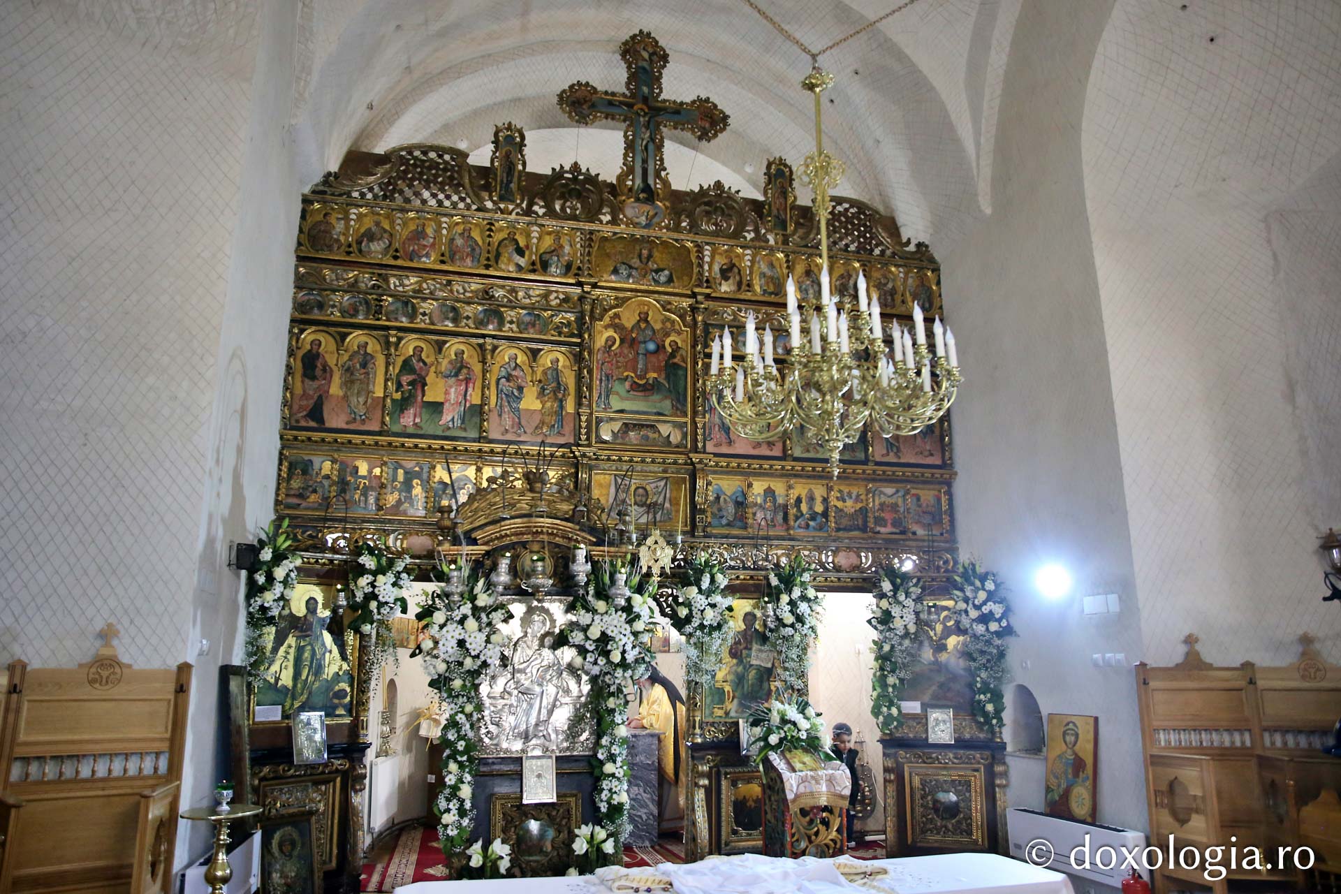 Ansamblul Parohiei „Sfântul Gheorghe” din Botoșani a primit astăzi veșmânt de lumină: „Cenușăreasa orașului Botoșani a devenit acum Mireasa lui Hristos”