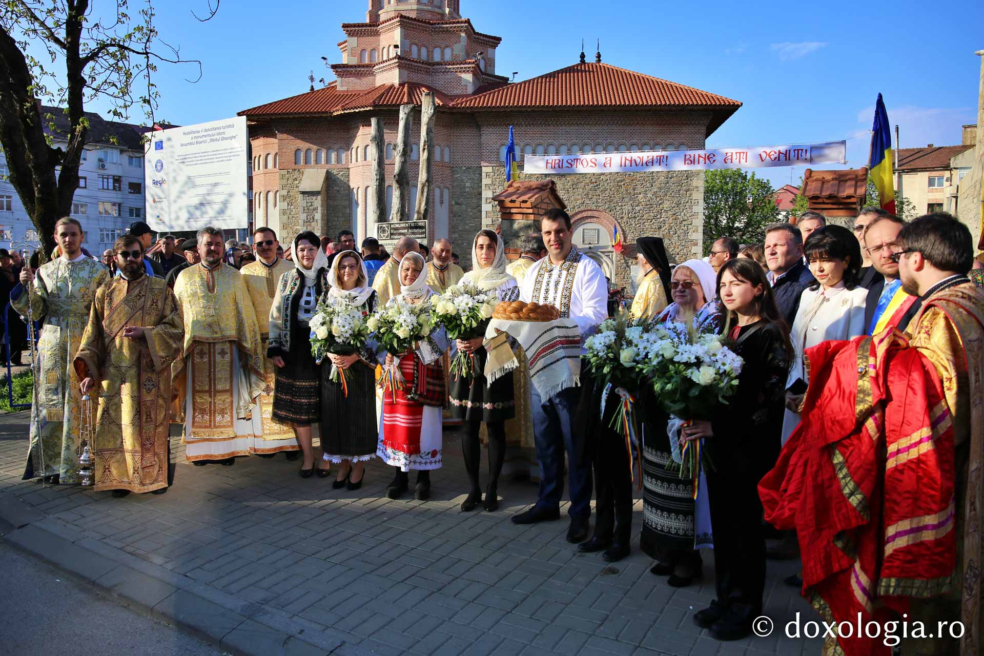Ansamblul Parohiei „Sfântul Gheorghe” din Botoșani a primit astăzi veșmânt de lumină: „Cenușăreasa orașului Botoșani a devenit acum Mireasa lui Hristos”
