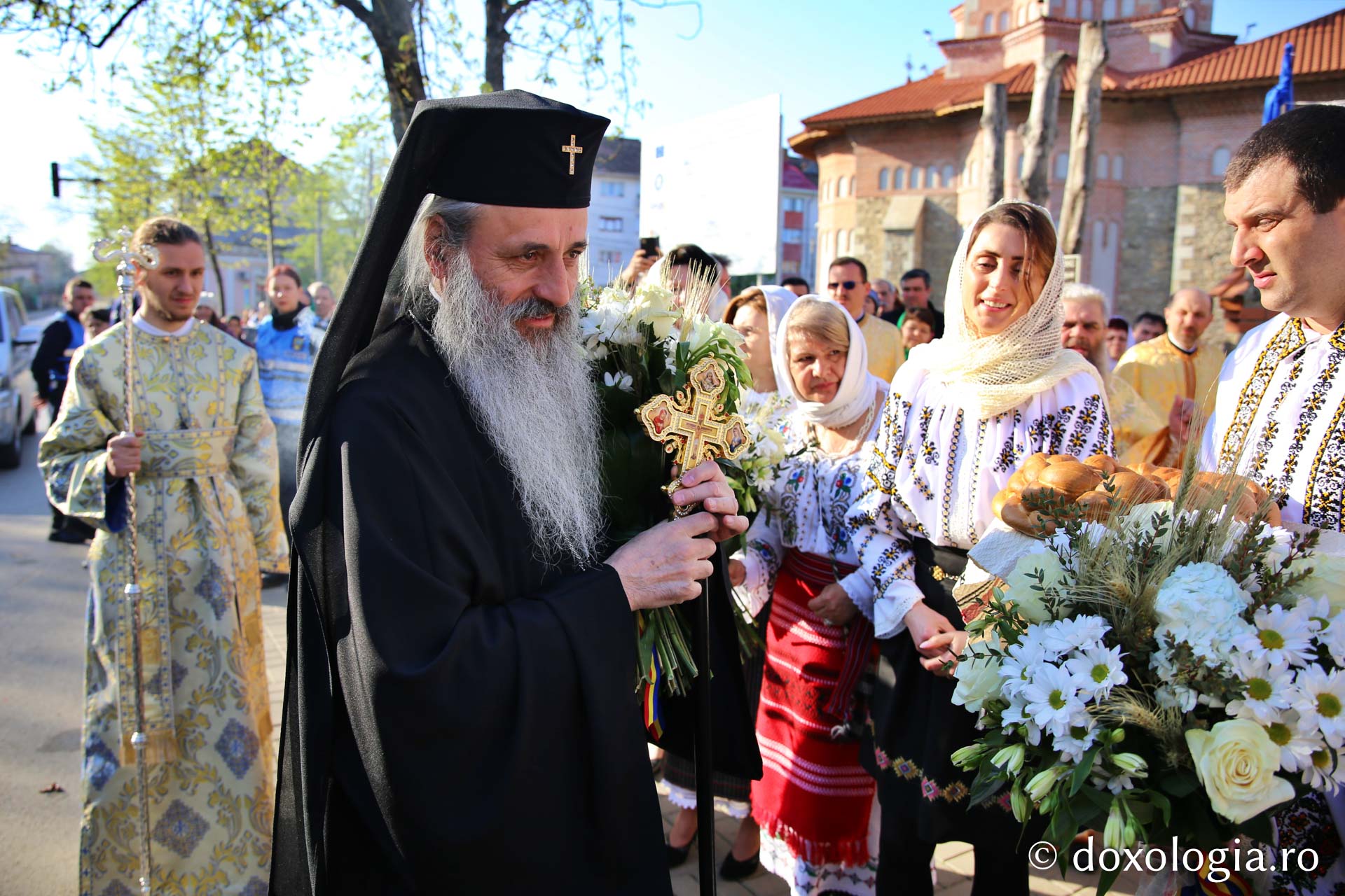 Ansamblul Parohiei „Sfântul Gheorghe” din Botoșani a primit astăzi veșmânt de lumină: „Cenușăreasa orașului Botoșani a devenit acum Mireasa lui Hristos”