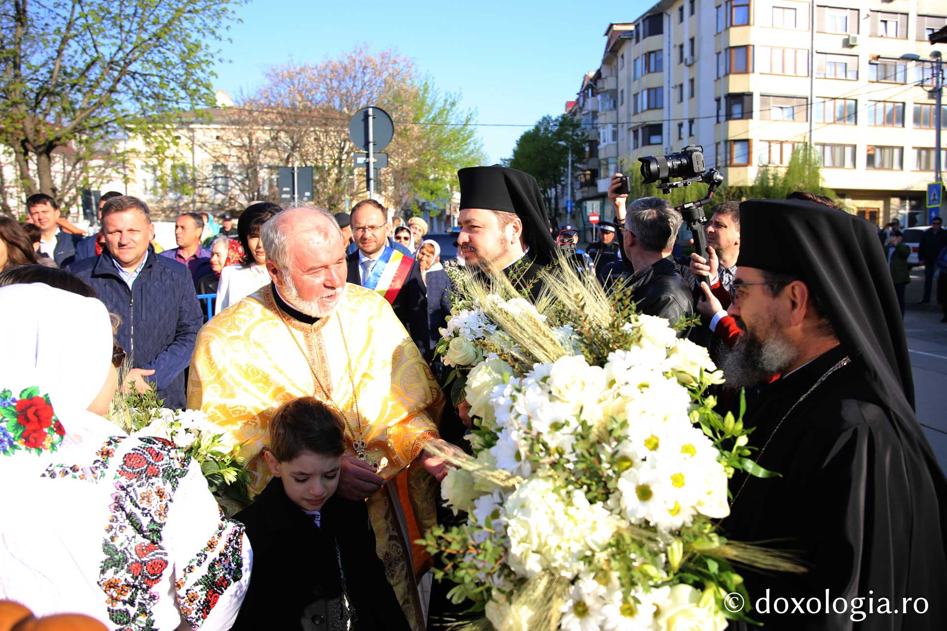 Ansamblul Parohiei „Sfântul Gheorghe” din Botoșani a primit astăzi veșmânt de lumină: „Cenușăreasa orașului Botoșani a devenit acum Mireasa lui Hristos”