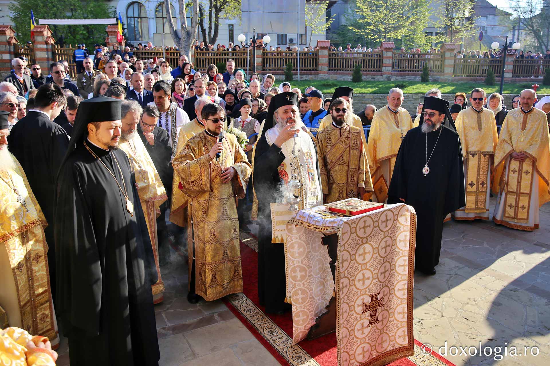 Ansamblul Parohiei „Sfântul Gheorghe” din Botoșani a primit astăzi veșmânt de lumină: „Cenușăreasa orașului Botoșani a devenit acum Mireasa lui Hristos”