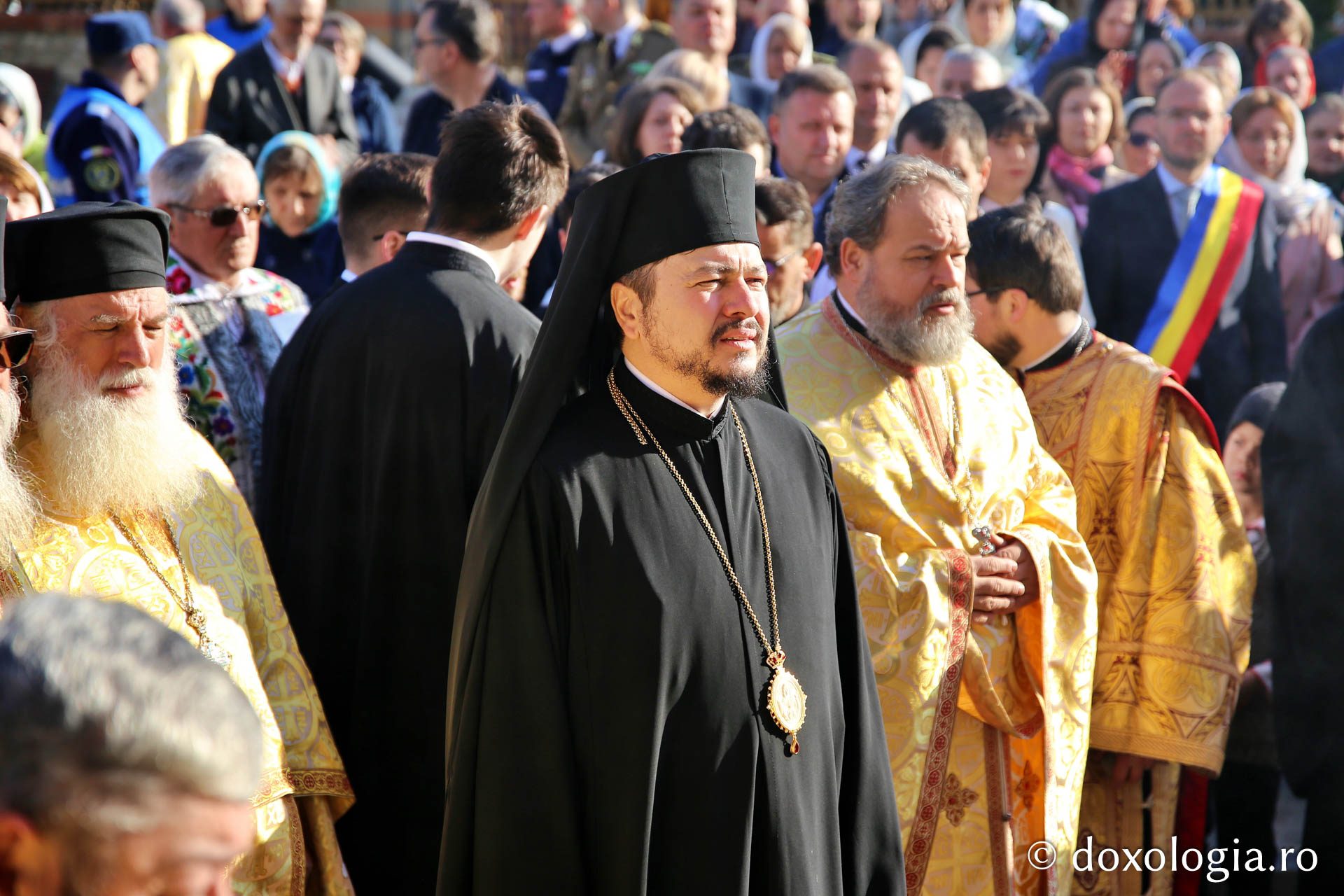 Ansamblul Parohiei „Sfântul Gheorghe” din Botoșani a primit astăzi veșmânt de lumină: „Cenușăreasa orașului Botoșani a devenit acum Mireasa lui Hristos”