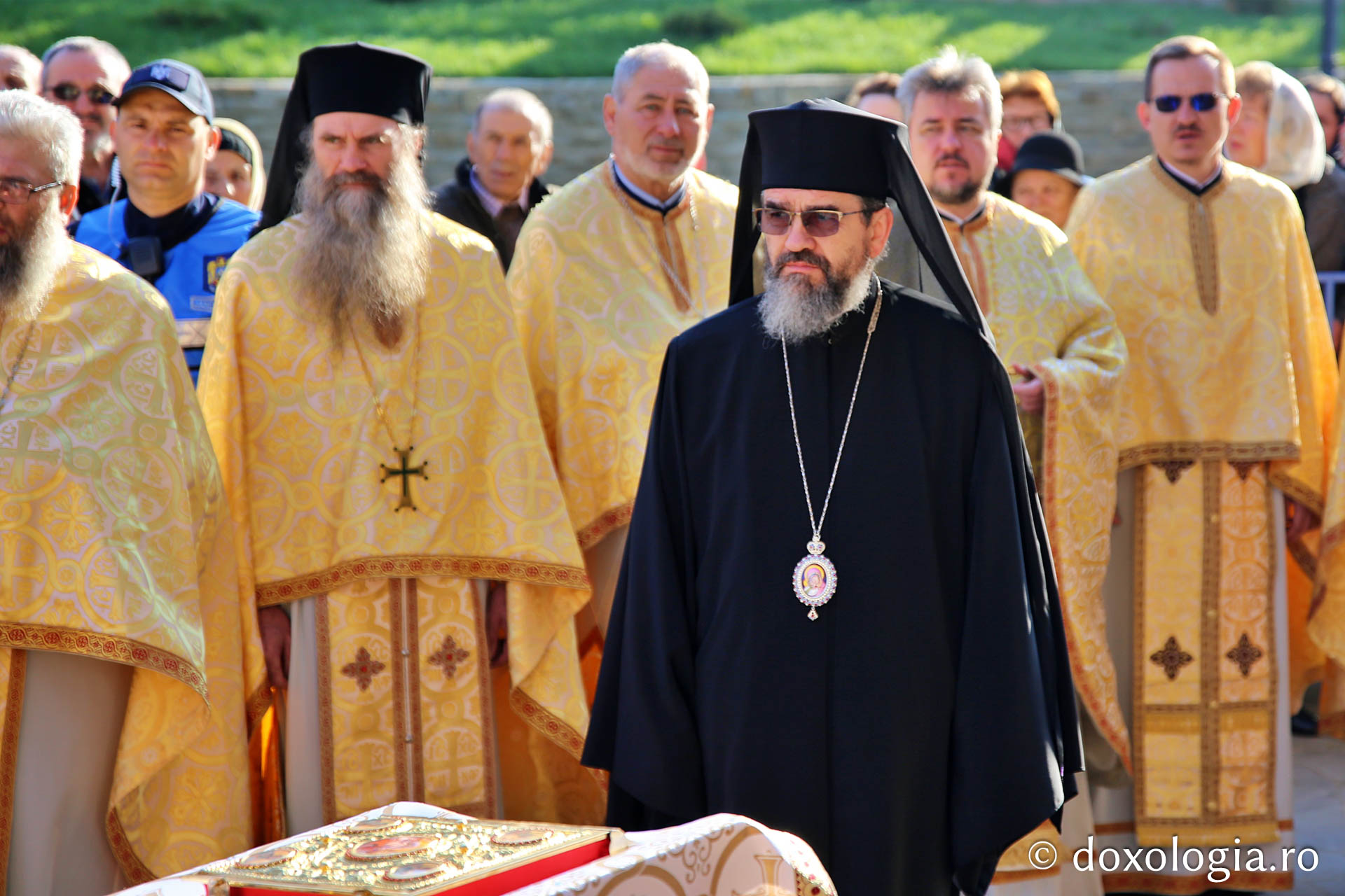 Ansamblul Parohiei „Sfântul Gheorghe” din Botoșani a primit astăzi veșmânt de lumină: „Cenușăreasa orașului Botoșani a devenit acum Mireasa lui Hristos”