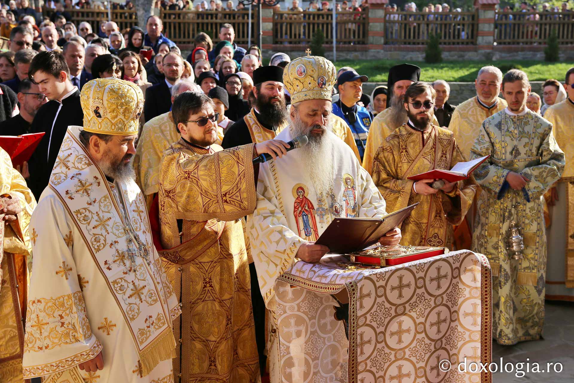 Ansamblul Parohiei „Sfântul Gheorghe” din Botoșani a primit astăzi veșmânt de lumină: „Cenușăreasa orașului Botoșani a devenit acum Mireasa lui Hristos”