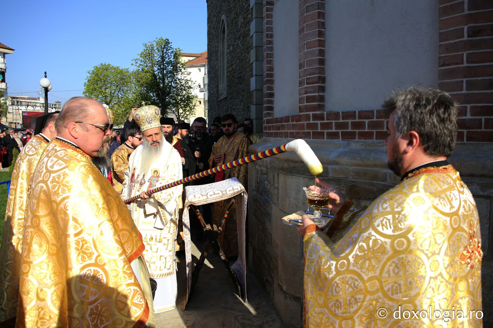 Ansamblul Parohiei „Sfântul Gheorghe” din Botoșani a primit astăzi veșmânt de lumină: „Cenușăreasa orașului Botoșani a devenit acum Mireasa lui Hristos”