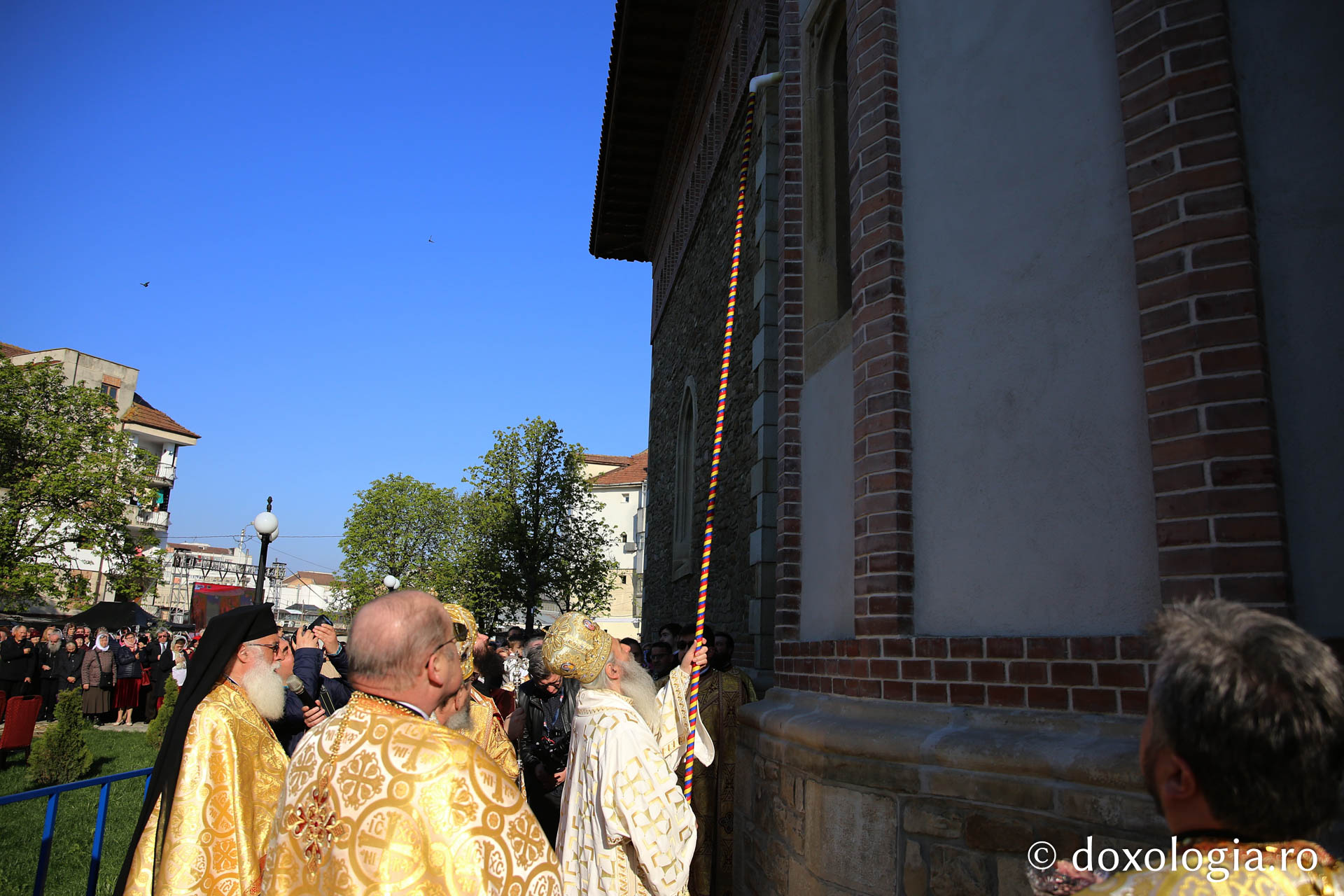 Ansamblul Parohiei „Sfântul Gheorghe” din Botoșani a primit astăzi veșmânt de lumină: „Cenușăreasa orașului Botoșani a devenit acum Mireasa lui Hristos”