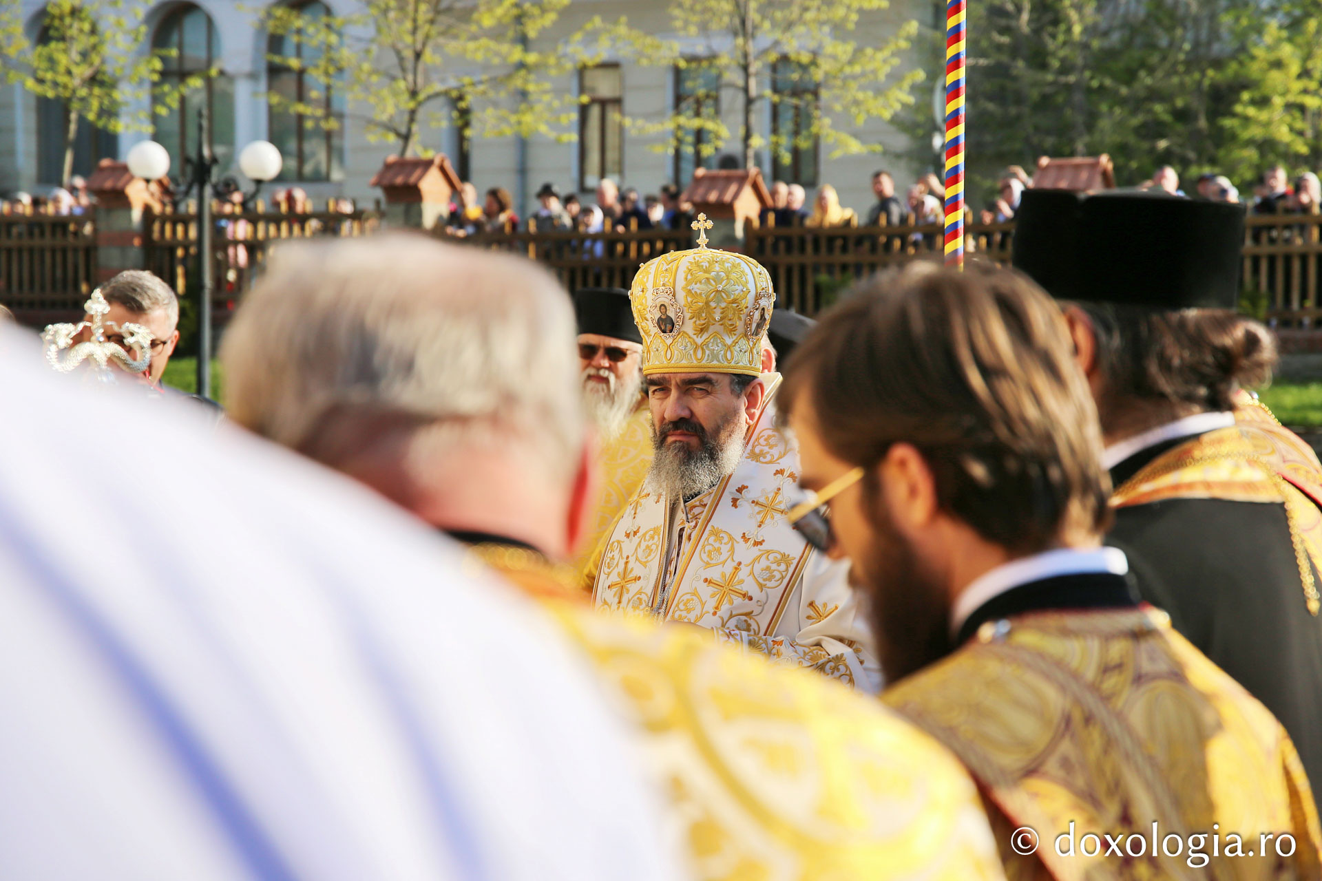 Ansamblul Parohiei „Sfântul Gheorghe” din Botoșani a primit astăzi veșmânt de lumină: „Cenușăreasa orașului Botoșani a devenit acum Mireasa lui Hristos”
