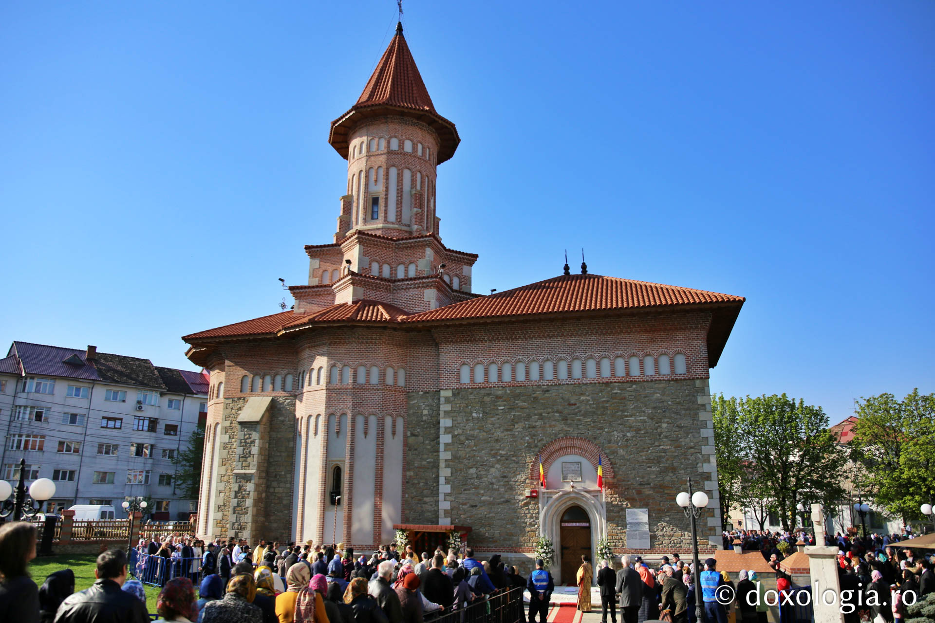 Ansamblul Parohiei „Sfântul Gheorghe” din Botoșani a primit astăzi veșmânt de lumină: „Cenușăreasa orașului Botoșani a devenit acum Mireasa lui Hristos”