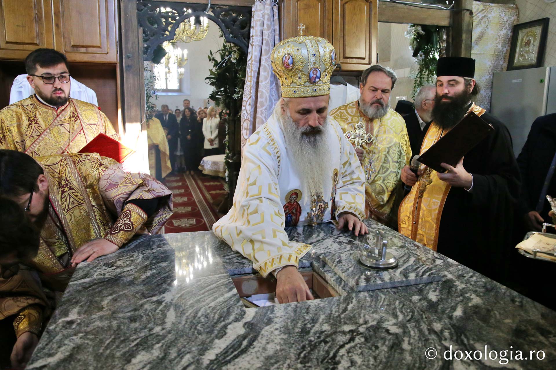 Ansamblul Parohiei „Sfântul Gheorghe” din Botoșani a primit astăzi veșmânt de lumină: „Cenușăreasa orașului Botoșani a devenit acum Mireasa lui Hristos”