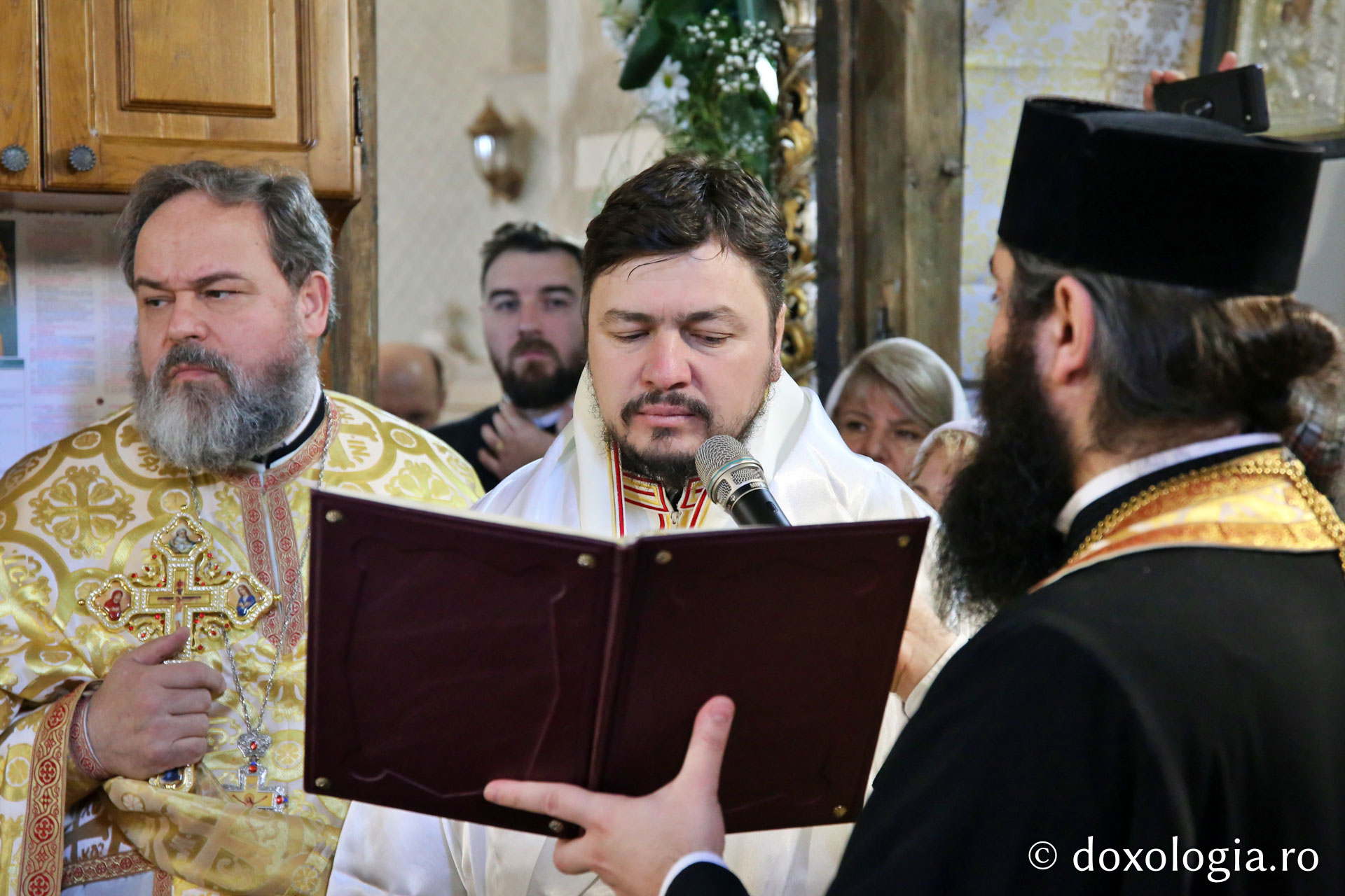 Ansamblul Parohiei „Sfântul Gheorghe” din Botoșani a primit astăzi veșmânt de lumină: „Cenușăreasa orașului Botoșani a devenit acum Mireasa lui Hristos”