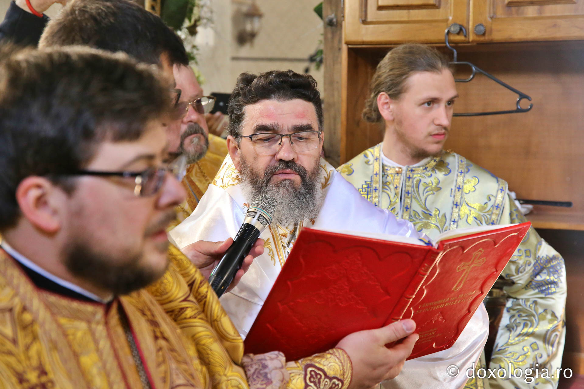 Ansamblul Parohiei „Sfântul Gheorghe” din Botoșani a primit astăzi veșmânt de lumină: „Cenușăreasa orașului Botoșani a devenit acum Mireasa lui Hristos”