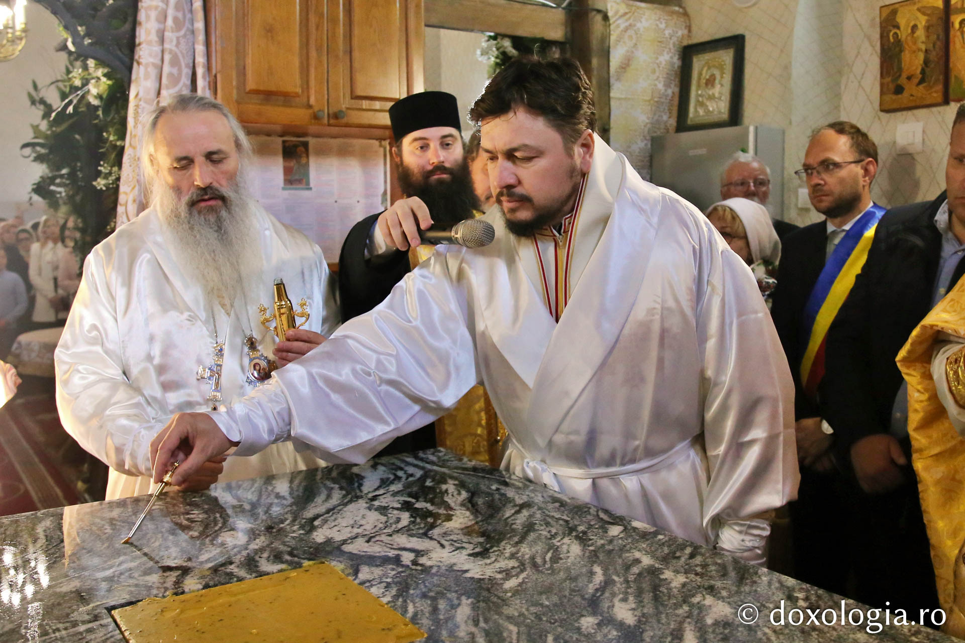 Ansamblul Parohiei „Sfântul Gheorghe” din Botoșani a primit astăzi veșmânt de lumină: „Cenușăreasa orașului Botoșani a devenit acum Mireasa lui Hristos”