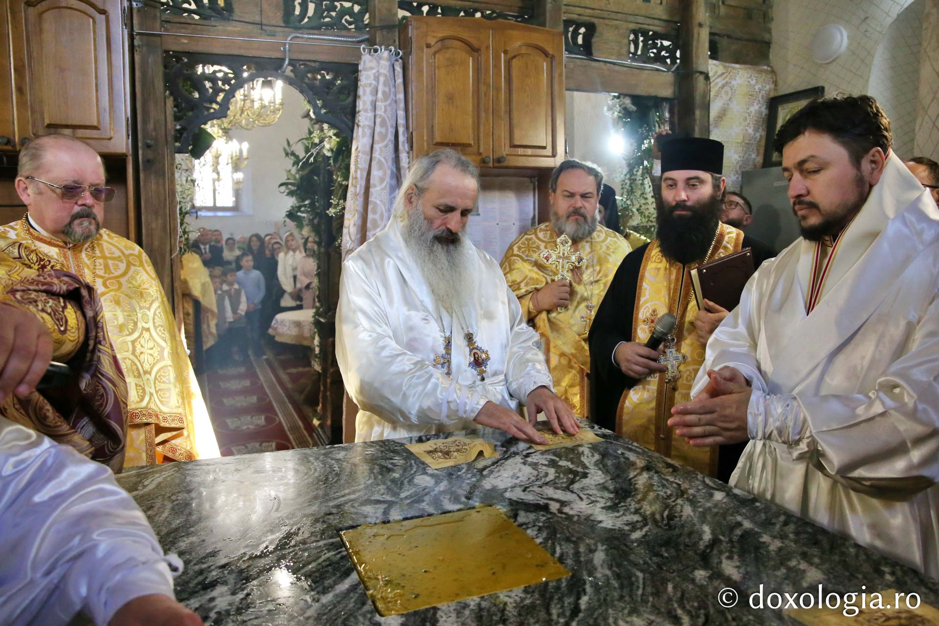 Ansamblul Parohiei „Sfântul Gheorghe” din Botoșani a primit astăzi veșmânt de lumină: „Cenușăreasa orașului Botoșani a devenit acum Mireasa lui Hristos”