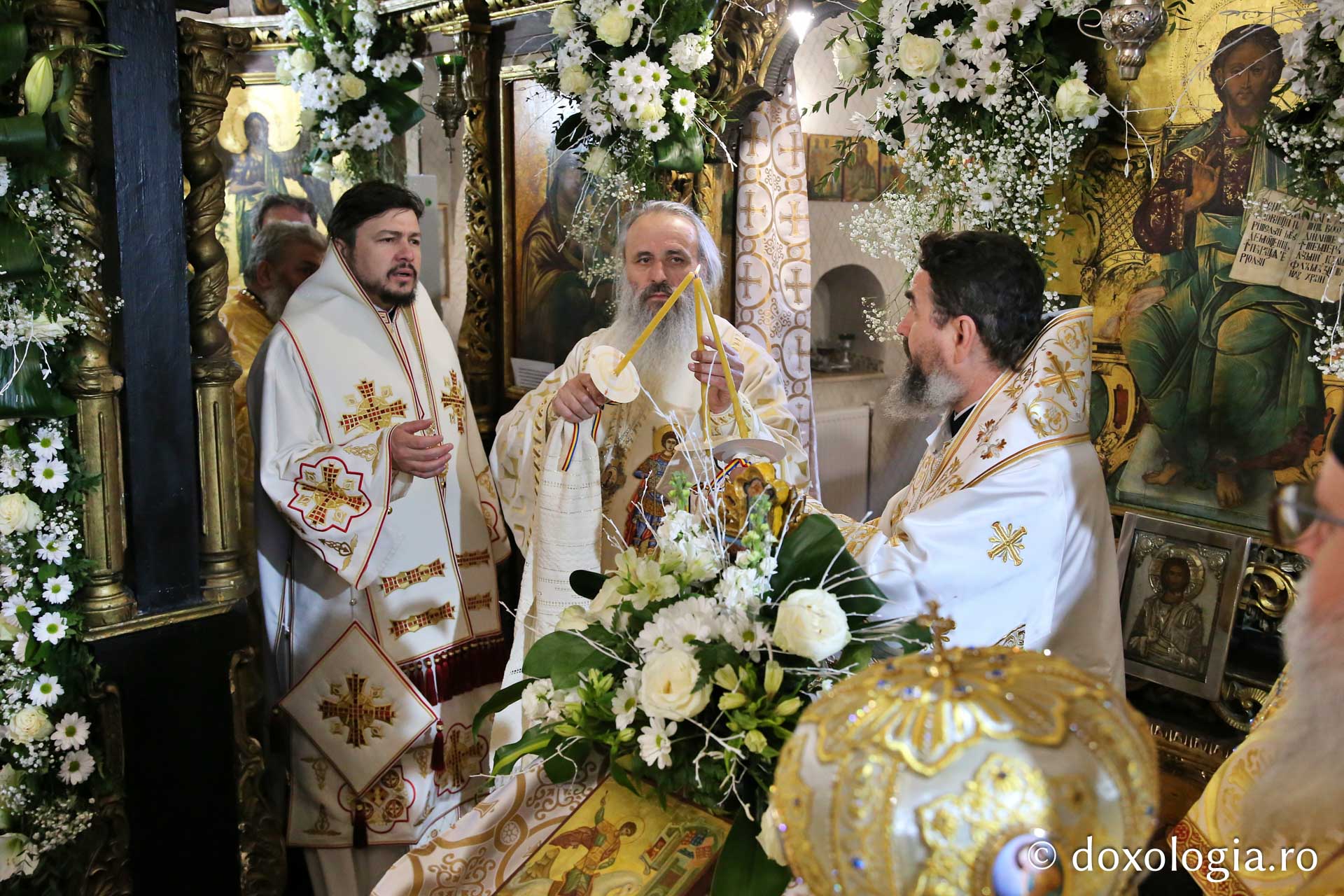 Ansamblul Parohiei „Sfântul Gheorghe” din Botoșani a primit astăzi veșmânt de lumină: „Cenușăreasa orașului Botoșani a devenit acum Mireasa lui Hristos”