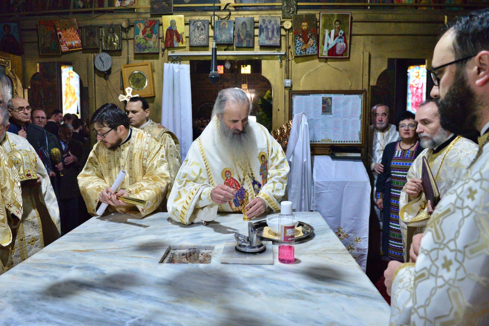 Altarul Bisericii „Sfântul Nicolae” din Copou a fost sfințit de Părintele Mitropolit Teofan