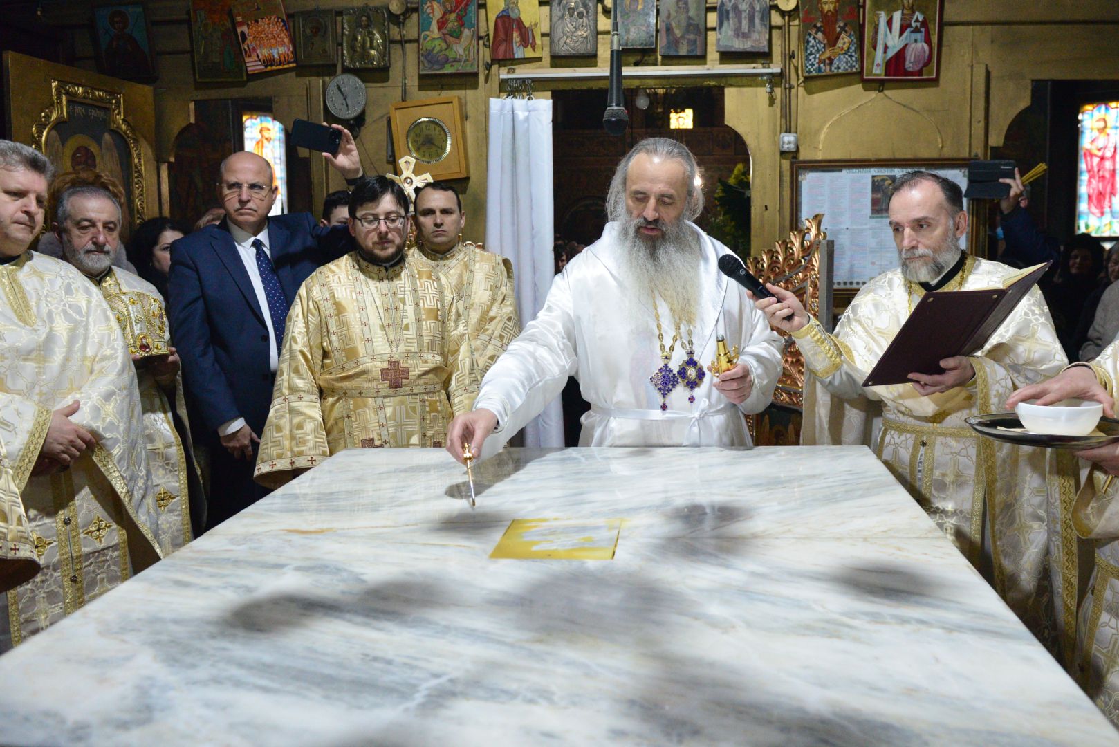 Altarul Bisericii „Sfântul Nicolae” din Copou a fost sfințit de Părintele Mitropolit Teofan