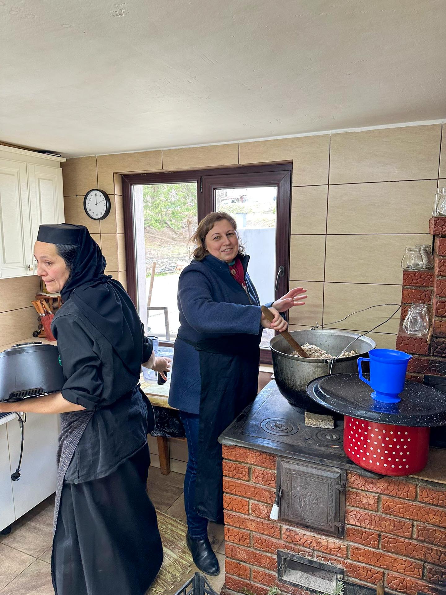 Seminariști de la Neamț, voluntari la Mănăstirea Paltin – Petru Vodă