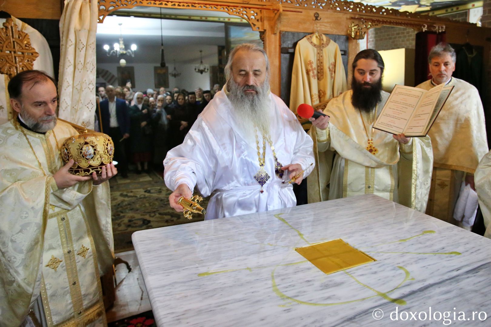 „Biserica lui Hristos este un spital duhovnicesc, iar Sfânta Împărtășanie este leacul nemuririi”, a afirmat Părintele Mitropolit la sfințirea paraclisului Parohiei „Sfântul Proroc Daniel” din Iași