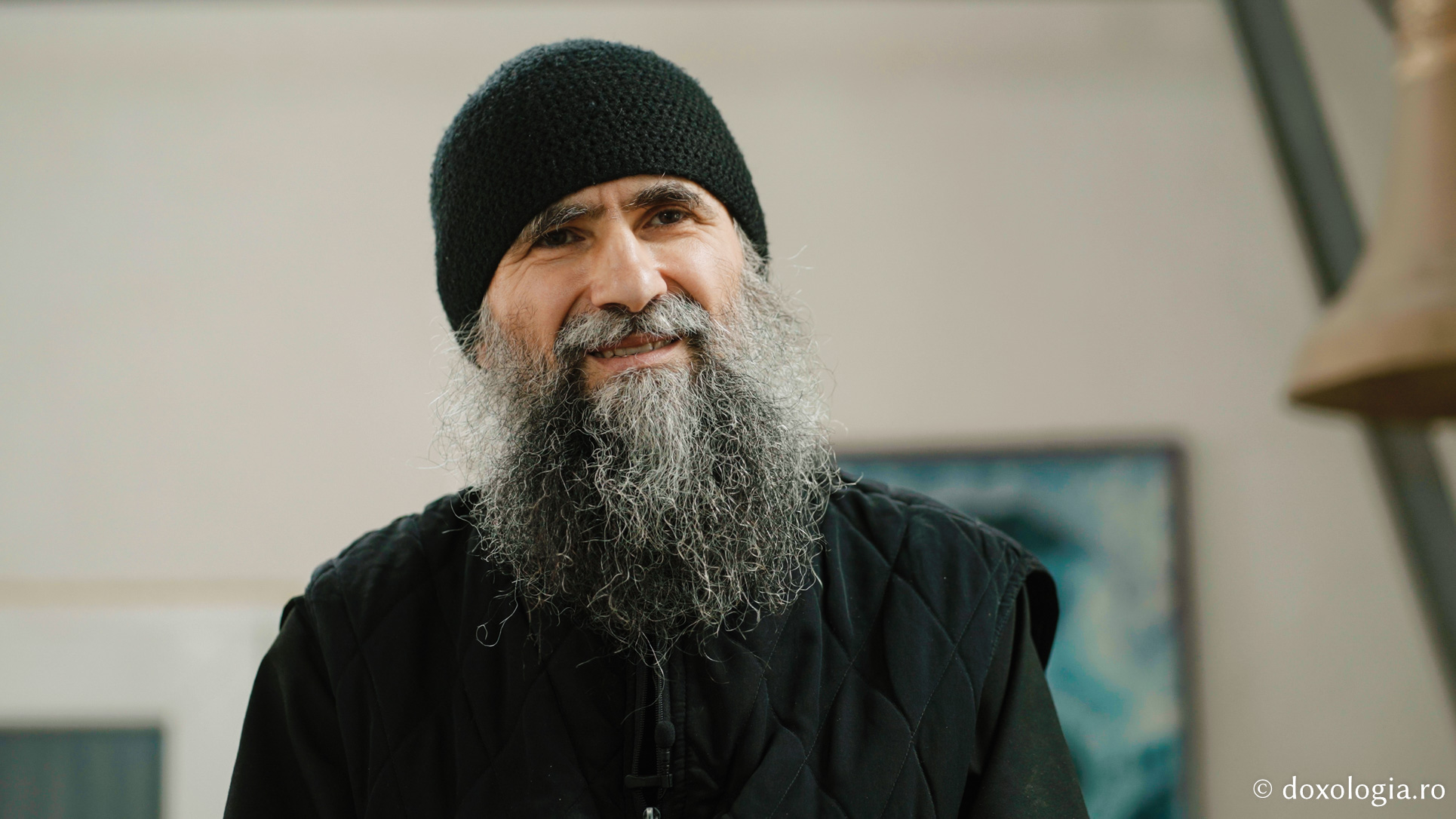 Lavrentie, monahul care cântă fără partituri la „pianul” din clopotnița Mănăstirii Sihla