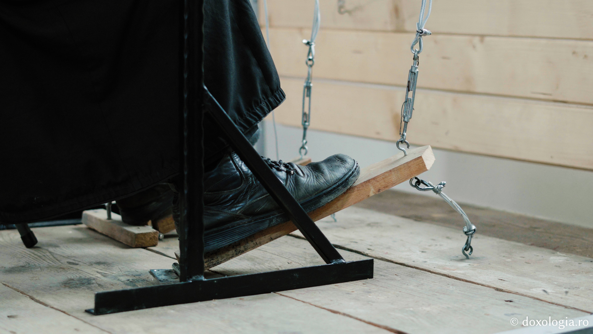 Lavrentie, monahul care cântă fără partituri la „pianul” din clopotnița Mănăstirii Sihla