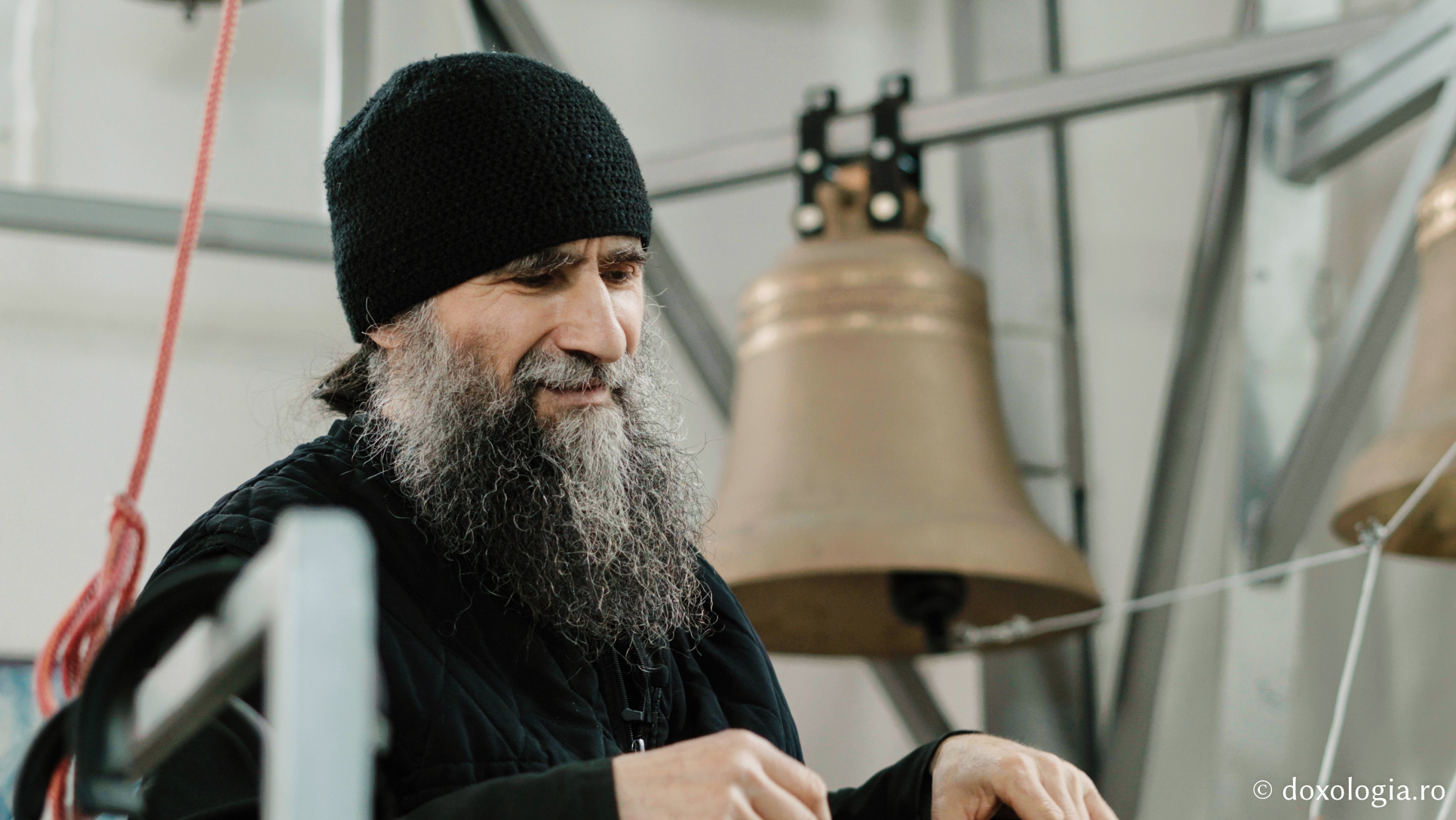 Lavrentie, monahul care cântă fără partituri la „pianul” din clopotnița Mănăstirii Sihla