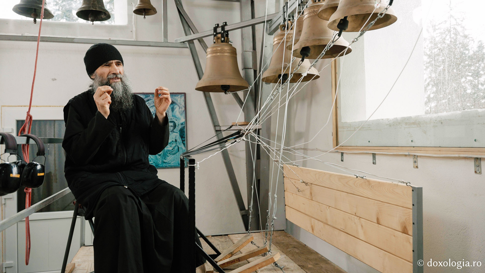 Lavrentie, monahul care cântă fără partituri la „pianul” din clopotnița Mănăstirii Sihla