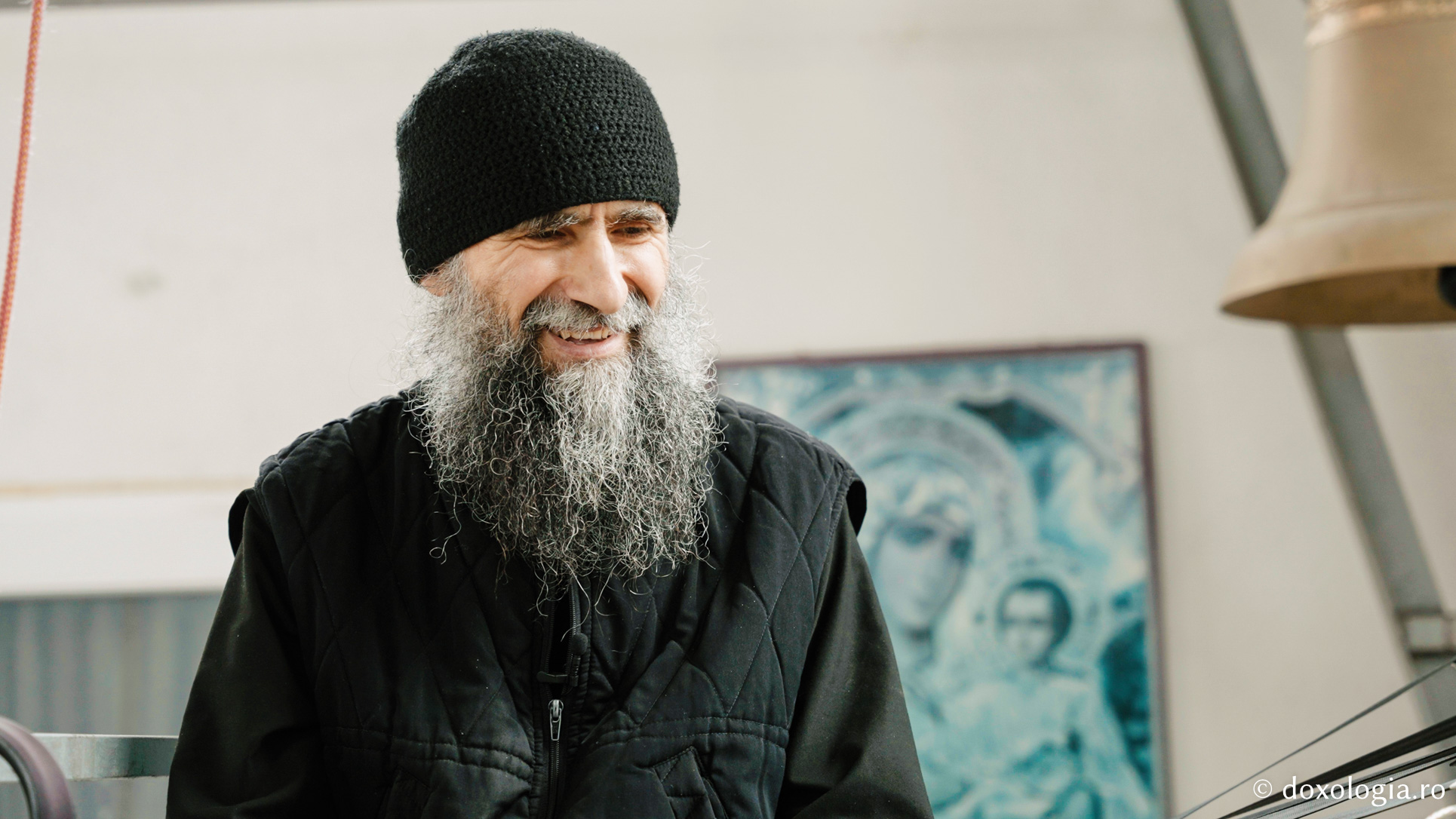 Lavrentie, monahul care cântă fără partituri la „pianul” din clopotnița Mănăstirii Sihla