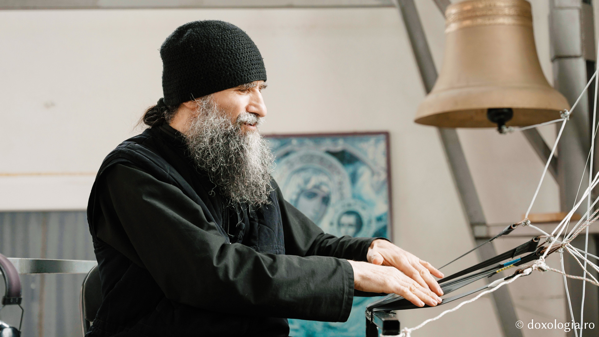 Lavrentie, monahul care cântă fără partituri la „pianul” din clopotnița Mănăstirii Sihla