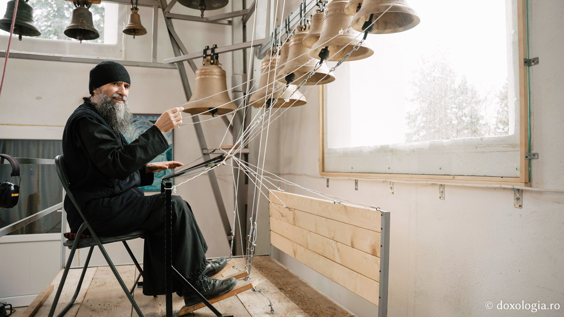 Lavrentie, monahul care cântă fără partituri la „pianul” din clopotnița Mănăstirii Sihla